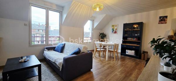 Seulement chez Mathilde OBRY - BSK Immobilier ! A vendre, en hyper centre d’Amiens, au pied de tous les commerces, rue du Marché Lanselles, Résidence « Les Orfèvres » construite en 2008. Venez découvrir ce superbe appartement situé au 3e étage avec ascenseur d'une copropriété sans travaux. Vous bénéficierez d’une pièce de vie lumineuse de plus de 27 m² avec cuisine équipée semi ouverte, une entrée avec placard de rangements qui dessert des toilettes séparés, une jolie chambre avec dressing de plus de 12 m² située à l’arrière de l’immeuble bien au calme donnant sur un joli jardin suspendu ainsi qu’une salle de bains avec l’espace pour le lave-linge. Vous profiterez d’un local vélo. Ce bien est vendu avec une place de stationnement couverte au rez-de-chaussée. L'appartement est impeccable et ne nécessite pas de travaux. Chauffage individuel par radiateurs électriques. Charges de copropriété mensuelles d’environ 95 € soit 1140 € à l'année comprenant l’entretien des communs et de l’ascenseur, le syndic … Taxe foncière 2025 : 1612 €. Fenêtres double vitrages. Appartement pouvant être vendu avec tous ses meubles actuels. Les communs de la résidence sont très propres et entretenus.
A voir absolument ! Appelez-moi !