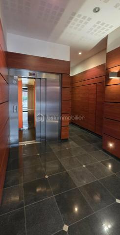 Seulement chez Mathilde OBRY - BSK Immobilier ! A vendre, en hyper centre d’Amiens, au pied de tous les commerces, rue du Marché Lanselles, Résidence « Les Orfèvres » construite en 2008. Venez découvrir ce superbe appartement situé au 3e étage avec ascenseur d'une copropriété sans travaux. Vous bénéficierez d’une pièce de vie lumineuse de plus de 27 m² avec cuisine équipée semi ouverte, une entrée avec placard de rangements qui dessert des toilettes séparés, une jolie chambre avec dressing de plus de 12 m² située à l’arrière de l’immeuble bien au calme donnant sur un joli jardin suspendu ainsi qu’une salle de bains avec l’espace pour le lave-linge. Vous profiterez d’un local vélo. Ce bien est vendu avec une place de stationnement couverte au rez-de-chaussée. L'appartement est impeccable et ne nécessite pas de travaux. Chauffage individuel par radiateurs électriques. Charges de copropriété mensuelles d’environ 95 € soit 1140 € à l'année comprenant l’entretien des communs et de l’ascenseur, le syndic … Taxe foncière 2025 : 1612 €. Fenêtres double vitrages. Appartement pouvant être vendu avec tous ses meubles actuels. Les communs de la résidence sont très propres et entretenus.
A voir absolument ! Appelez-moi !