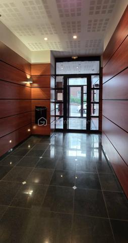 Seulement chez Mathilde OBRY - BSK Immobilier ! A vendre, en hyper centre d’Amiens, au pied de tous les commerces, rue du Marché Lanselles, Résidence « Les Orfèvres » construite en 2008. Venez découvrir ce superbe appartement situé au 3e étage avec ascenseur d'une copropriété sans travaux. Vous bénéficierez d’une pièce de vie lumineuse de plus de 27 m² avec cuisine équipée semi ouverte, une entrée avec placard de rangements qui dessert des toilettes séparés, une jolie chambre avec dressing de plus de 12 m² située à l’arrière de l’immeuble bien au calme donnant sur un joli jardin suspendu ainsi qu’une salle de bains avec l’espace pour le lave-linge. Vous profiterez d’un local vélo. Ce bien est vendu avec une place de stationnement couverte au rez-de-chaussée. L'appartement est impeccable et ne nécessite pas de travaux. Chauffage individuel par radiateurs électriques. Charges de copropriété mensuelles d’environ 95 € soit 1140 € à l'année comprenant l’entretien des communs et de l’ascenseur, le syndic … Taxe foncière 2025 : 1612 €. Fenêtres double vitrages. Appartement pouvant être vendu avec tous ses meubles actuels. Les communs de la résidence sont très propres et entretenus.
A voir absolument ! Appelez-moi !