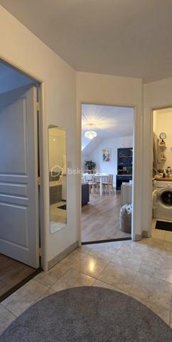 Seulement chez Mathilde OBRY - BSK Immobilier ! A vendre, en hyper centre d’Amiens, au pied de tous les commerces, rue du Marché Lanselles, Résidence « Les Orfèvres » construite en 2008. Venez découvrir ce superbe appartement situé au 3e étage avec ascenseur d'une copropriété sans travaux. Vous bénéficierez d’une pièce de vie lumineuse de plus de 27 m² avec cuisine équipée semi ouverte, une entrée avec placard de rangements qui dessert des toilettes séparés, une jolie chambre avec dressing de plus de 12 m² située à l’arrière de l’immeuble bien au calme donnant sur un joli jardin suspendu ainsi qu’une salle de bains avec l’espace pour le lave-linge. Vous profiterez d’un local vélo. Ce bien est vendu avec une place de stationnement couverte au rez-de-chaussée. L'appartement est impeccable et ne nécessite pas de travaux. Chauffage individuel par radiateurs électriques. Charges de copropriété mensuelles d’environ 95 € soit 1140 € à l'année comprenant l’entretien des communs et de l’ascenseur, le syndic … Taxe foncière 2025 : 1612 €. Fenêtres double vitrages. Appartement pouvant être vendu avec tous ses meubles actuels. Les communs de la résidence sont très propres et entretenus.
A voir absolument ! Appelez-moi !