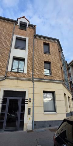 Seulement chez Mathilde OBRY - BSK Immobilier ! A vendre, en hyper centre d’Amiens, au pied de tous les commerces, rue du Marché Lanselles, Résidence « Les Orfèvres » construite en 2008. Venez découvrir ce superbe appartement situé au 3e étage avec ascenseur d'une copropriété sans travaux. Vous bénéficierez d’une pièce de vie lumineuse de plus de 27 m² avec cuisine équipée semi ouverte, une entrée avec placard de rangements qui dessert des toilettes séparés, une jolie chambre avec dressing de plus de 12 m² située à l’arrière de l’immeuble bien au calme donnant sur un joli jardin suspendu ainsi qu’une salle de bains avec l’espace pour le lave-linge. Vous profiterez d’un local vélo. Ce bien est vendu avec une place de stationnement couverte au rez-de-chaussée. L'appartement est impeccable et ne nécessite pas de travaux. Chauffage individuel par radiateurs électriques. Charges de copropriété mensuelles d’environ 95 € soit 1140 € à l'année comprenant l’entretien des communs et de l’ascenseur, le syndic … Taxe foncière 2025 : 1612 €. Fenêtres double vitrages. Appartement pouvant être vendu avec tous ses meubles actuels. Les communs de la résidence sont très propres et entretenus.
A voir absolument ! Appelez-moi !