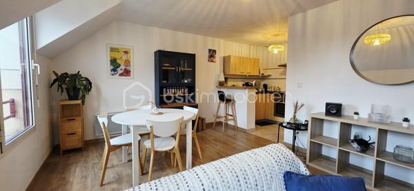 Seulement chez Mathilde OBRY - BSK Immobilier ! A vendre, en hyper centre d’Amiens, au pied de tous les commerces, rue du Marché Lanselles, Résidence « Les Orfèvres » construite en 2008. Venez découvrir ce superbe appartement situé au 3e étage avec ascenseur d'une copropriété sans travaux. Vous bénéficierez d’une pièce de vie lumineuse de plus de 27 m² avec cuisine équipée semi ouverte, une entrée avec placard de rangements qui dessert des toilettes séparés, une jolie chambre avec dressing de plus de 12 m² située à l’arrière de l’immeuble bien au calme donnant sur un joli jardin suspendu ainsi qu’une salle de bains avec l’espace pour le lave-linge. Vous profiterez d’un local vélo. Ce bien est vendu avec une place de stationnement couverte au rez-de-chaussée. L'appartement est impeccable et ne nécessite pas de travaux. Chauffage individuel par radiateurs électriques. Charges de copropriété mensuelles d’environ 95 € soit 1140 € à l'année comprenant l’entretien des communs et de l’ascenseur, le syndic … Taxe foncière 2025 : 1612 €. Fenêtres double vitrages. Appartement pouvant être vendu avec tous ses meubles actuels. Les communs de la résidence sont très propres et entretenus.
A voir absolument ! Appelez-moi !