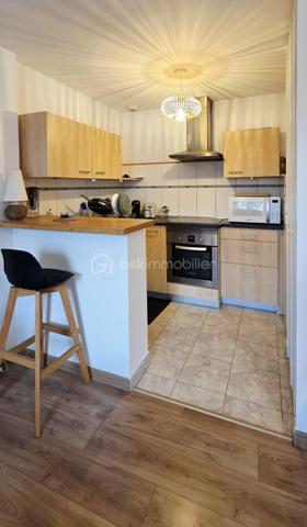 Seulement chez Mathilde OBRY - BSK Immobilier ! A vendre, en hyper centre d’Amiens, au pied de tous les commerces, rue du Marché Lanselles, Résidence « Les Orfèvres » construite en 2008. Venez découvrir ce superbe appartement situé au 3e étage avec ascenseur d'une copropriété sans travaux. Vous bénéficierez d’une pièce de vie lumineuse de plus de 27 m² avec cuisine équipée semi ouverte, une entrée avec placard de rangements qui dessert des toilettes séparés, une jolie chambre avec dressing de plus de 12 m² située à l’arrière de l’immeuble bien au calme donnant sur un joli jardin suspendu ainsi qu’une salle de bains avec l’espace pour le lave-linge. Vous profiterez d’un local vélo. Ce bien est vendu avec une place de stationnement couverte au rez-de-chaussée. L'appartement est impeccable et ne nécessite pas de travaux. Chauffage individuel par radiateurs électriques. Charges de copropriété mensuelles d’environ 95 € soit 1140 € à l'année comprenant l’entretien des communs et de l’ascenseur, le syndic … Taxe foncière 2025 : 1612 €. Fenêtres double vitrages. Appartement pouvant être vendu avec tous ses meubles actuels. Les communs de la résidence sont très propres et entretenus.
A voir absolument ! Appelez-moi !