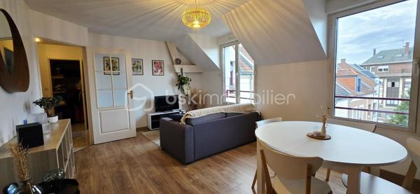 Seulement chez Mathilde OBRY - BSK Immobilier ! A vendre, en hyper centre d’Amiens, au pied de tous les commerces, rue du Marché Lanselles, Résidence « Les Orfèvres » construite en 2008. Venez découvrir ce superbe appartement situé au 3e étage avec ascenseur d'une copropriété sans travaux. Vous bénéficierez d’une pièce de vie lumineuse de plus de 27 m² avec cuisine équipée semi ouverte, une entrée avec placard de rangements qui dessert des toilettes séparés, une jolie chambre avec dressing de plus de 12 m² située à l’arrière de l’immeuble bien au calme donnant sur un joli jardin suspendu ainsi qu’une salle de bains avec l’espace pour le lave-linge. Vous profiterez d’un local vélo. Ce bien est vendu avec une place de stationnement couverte au rez-de-chaussée. L'appartement est impeccable et ne nécessite pas de travaux. Chauffage individuel par radiateurs électriques. Charges de copropriété mensuelles d’environ 95 € soit 1140 € à l'année comprenant l’entretien des communs et de l’ascenseur, le syndic … Taxe foncière 2025 : 1612 €. Fenêtres double vitrages. Appartement pouvant être vendu avec tous ses meubles actuels. Les communs de la résidence sont très propres et entretenus.
A voir absolument ! Appelez-moi !