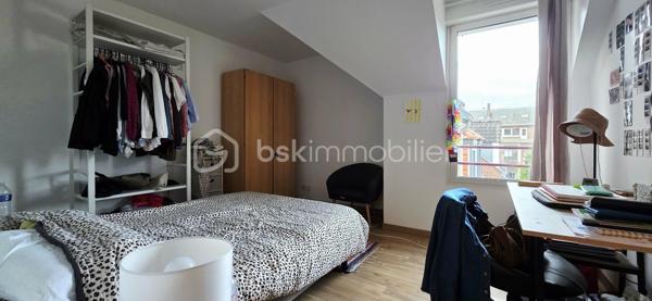 Seulement chez Mathilde OBRY - BSK Immobilier ! A vendre, en hyper centre d’Amiens, au pied de tous les commerces, rue du Marché Lanselles, Résidence « Les Orfèvres » construite en 2008. Venez découvrir ce superbe appartement situé au 3e étage avec ascenseur d'une copropriété sans travaux. Vous bénéficierez d’une pièce de vie lumineuse de plus de 27 m² avec cuisine équipée semi ouverte, une entrée avec placard de rangements qui dessert des toilettes séparés, une jolie chambre avec dressing de plus de 12 m² située à l’arrière de l’immeuble bien au calme donnant sur un joli jardin suspendu ainsi qu’une salle de bains avec l’espace pour le lave-linge. Vous profiterez d’un local vélo. Ce bien est vendu avec une place de stationnement couverte au rez-de-chaussée. L'appartement est impeccable et ne nécessite pas de travaux. Chauffage individuel par radiateurs électriques. Charges de copropriété mensuelles d’environ 95 € soit 1140 € à l'année comprenant l’entretien des communs et de l’ascenseur, le syndic … Taxe foncière 2025 : 1612 €. Fenêtres double vitrages. Appartement pouvant être vendu avec tous ses meubles actuels. Les communs de la résidence sont très propres et entretenus.
A voir absolument ! Appelez-moi !