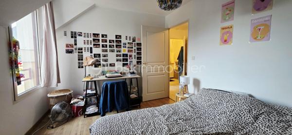 Seulement chez Mathilde OBRY - BSK Immobilier ! A vendre, en hyper centre d’Amiens, au pied de tous les commerces, rue du Marché Lanselles, Résidence « Les Orfèvres » construite en 2008. Venez découvrir ce superbe appartement situé au 3e étage avec ascenseur d'une copropriété sans travaux. Vous bénéficierez d’une pièce de vie lumineuse de plus de 27 m² avec cuisine équipée semi ouverte, une entrée avec placard de rangements qui dessert des toilettes séparés, une jolie chambre avec dressing de plus de 12 m² située à l’arrière de l’immeuble bien au calme donnant sur un joli jardin suspendu ainsi qu’une salle de bains avec l’espace pour le lave-linge. Vous profiterez d’un local vélo. Ce bien est vendu avec une place de stationnement couverte au rez-de-chaussée. L'appartement est impeccable et ne nécessite pas de travaux. Chauffage individuel par radiateurs électriques. Charges de copropriété mensuelles d’environ 95 € soit 1140 € à l'année comprenant l’entretien des communs et de l’ascenseur, le syndic … Taxe foncière 2025 : 1612 €. Fenêtres double vitrages. Appartement pouvant être vendu avec tous ses meubles actuels. Les communs de la résidence sont très propres et entretenus.
A voir absolument ! Appelez-moi !