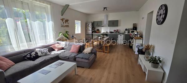 Bel appartement lumineux et spacieux rénové avec goût, niché au 2ème étage d'un immeuble de caractère, il offre une ambiance chaleureuse avec ses 80 m² habitables. 

Composé d'une entrée, d'un grand séjour avec cuisine américaine de 37 m², deux chambres dont une avec dressing, un bureau/chambre, une salle d'eau et des WC séparés. Nombreux rangements dont une cave privative. 2 places de parking privées.
La vue est dégagée et sans vis-à-vis. Très bon confort énergétique classe C.
Faibles charges de copropriété 500€/an. 

Proche du centre ville mais situé au calme, gare (Paris-Amiens-Creil-Compiègne) à 5 mn à pied. Axe routier Amiens/Beauvais-Senlis.
Un bien rare à saisir rapidement!