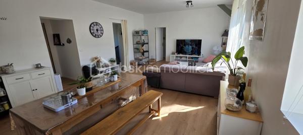 Bel appartement lumineux et spacieux rénové avec goût, niché au 2ème étage d'un immeuble de caractère, il offre une ambiance chaleureuse avec ses 80 m² habitables. 

Composé d'une entrée, d'un grand séjour avec cuisine américaine de 37 m², deux chambres dont une avec dressing, un bureau/chambre, une salle d'eau et des WC séparés. Nombreux rangements dont une cave privative. 2 places de parking privées.
La vue est dégagée et sans vis-à-vis. Très bon confort énergétique classe C.
Faibles charges de copropriété 500€/an. 

Proche du centre ville mais situé au calme, gare (Paris-Amiens-Creil-Compiègne) à 5 mn à pied. Axe routier Amiens/Beauvais-Senlis.
Un bien rare à saisir rapidement!