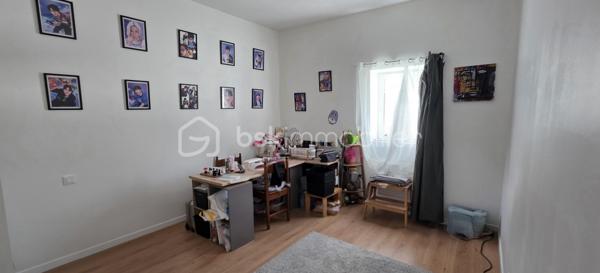Bel appartement lumineux et spacieux rénové avec goût, niché au 2ème étage d'un immeuble de caractère, il offre une ambiance chaleureuse avec ses 80 m² habitables. 

Composé d'une entrée, d'un grand séjour avec cuisine américaine de 37 m², deux chambres dont une avec dressing, un bureau/chambre, une salle d'eau et des WC séparés. Nombreux rangements dont une cave privative. 2 places de parking privées.
La vue est dégagée et sans vis-à-vis. Très bon confort énergétique classe C.
Faibles charges de copropriété 500€/an. 

Proche du centre ville mais situé au calme, gare (Paris-Amiens-Creil-Compiègne) à 5 mn à pied. Axe routier Amiens/Beauvais-Senlis.
Un bien rare à saisir rapidement!