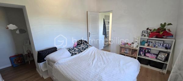 Bel appartement lumineux et spacieux rénové avec goût, niché au 2ème étage d'un immeuble de caractère, il offre une ambiance chaleureuse avec ses 80 m² habitables. 

Composé d'une entrée, d'un grand séjour avec cuisine américaine de 37 m², deux chambres dont une avec dressing, un bureau/chambre, une salle d'eau et des WC séparés. Nombreux rangements dont une cave privative. 2 places de parking privées.
La vue est dégagée et sans vis-à-vis. Très bon confort énergétique classe C.
Faibles charges de copropriété 500€/an. 

Proche du centre ville mais situé au calme, gare (Paris-Amiens-Creil-Compiègne) à 5 mn à pied. Axe routier Amiens/Beauvais-Senlis.
Un bien rare à saisir rapidement!