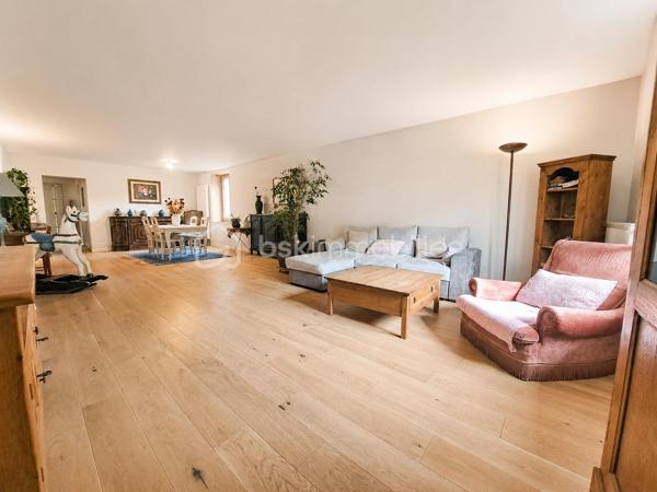 Rare sur le marché ! À seulement 12 km de la frontière suisse, découvrez ce magnifique loft en duplex de 194 m², situé au 2ᵉ étage d’une petite copropriété. Un bien atypique et chaleureux qui séduira les amateurs de grands volumes, de lumière et de belles prestations. Dès l’entrée, vous serez séduit par l’atmosphère unique de ce loft qui associe avec élégance le charme du style campagne au confort moderne. Le premier niveau se compose d’un hall d’entrée desservant une superbe cuisine aménagée de style campagne de 22 m², idéale pour partager de beaux moments en famille ou entre amis, ainsi qu’une exceptionnelle pièce de vie de 46 m², particulièrement lumineuse grâce à ses nombreuses ouvertures. Ce niveau comprend également une chambre pouvant parfaitement être utilisée comme bureau, une lingerie, un WC indépendant ainsi qu’un petit local technique accueillant la chaudière gaz. À l’étage, vous découvrirez un espace nuit généreux et parfaitement pensé pour une vie de famille : une salle de bains avec douche, un WC indépendant, une magnifique chambre parentale de 23 m² avec espace mezzanine, une chambre de 15 m² avec sa salle de douche et meuble vasque, ainsi qu’une chambre de 16 m² avec espace mezzanine, salle de douche et meuble vasque. Les volumes généreux, les mezzanines et la hauteur sous plafond donnent à l’ensemble une véritable sensation d’espace et une personnalité rare. Côté prestations, le loft bénéficie du double vitrage, de Velux dans les chambres équipés de volets roulants électriques, d’une chaudière gaz, de matériaux de qualité et de belles finitions. La toiture a été entièrement refaite il y a environ 9 ans. Ce bien offre une alliance particulièrement réussie entre l’authenticité d’un intérieur au charme campagne et les commodités modernes indispensables au quotidien. Sa proximité avec la Suisse, à seulement 12 km de la frontière, en fait une opportunité particulièrement recherchée pour les travailleurs frontaliers souhaitant profiter d’un cadre de vie spacieux, confortable et plein de caractère tout en conservant une excellente proximité avec leur lieu de travail. Plus qu’un appartement, ce loft offre l’esprit et les volumes d’une maison avec les avantages d’une petite copropriété. 194 m² de caractère, des volumes exceptionnels, de nombreuses possibilités d’aménagement et une situation idéale pour les frontaliers : un bien rare qui mérite véritablement une visite ! Coup de cœur assuré pour ceux qui recherchent un bien différent, chaleureux et hors du commun.  À découvrir sans tarder !