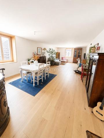 Rare sur le marché ! À seulement 12 km de la frontière suisse, découvrez ce magnifique loft en duplex de 194 m², situé au 2ᵉ étage d’une petite copropriété. Un bien atypique et chaleureux qui séduira les amateurs de grands volumes, de lumière et de belles prestations. Dès l’entrée, vous serez séduit par l’atmosphère unique de ce loft qui associe avec élégance le charme du style campagne au confort moderne. Le premier niveau se compose d’un hall d’entrée desservant une superbe cuisine aménagée de style campagne de 22 m², idéale pour partager de beaux moments en famille ou entre amis, ainsi qu’une exceptionnelle pièce de vie de 46 m², particulièrement lumineuse grâce à ses nombreuses ouvertures. Ce niveau comprend également une chambre pouvant parfaitement être utilisée comme bureau, une lingerie, un WC indépendant ainsi qu’un petit local technique accueillant la chaudière gaz. À l’étage, vous découvrirez un espace nuit généreux et parfaitement pensé pour une vie de famille : une salle de bains avec douche, un WC indépendant, une magnifique chambre parentale de 23 m² avec espace mezzanine, une chambre de 15 m² avec sa salle de douche et meuble vasque, ainsi qu’une chambre de 16 m² avec espace mezzanine, salle de douche et meuble vasque. Les volumes généreux, les mezzanines et la hauteur sous plafond donnent à l’ensemble une véritable sensation d’espace et une personnalité rare. Côté prestations, le loft bénéficie du double vitrage, de Velux dans les chambres équipés de volets roulants électriques, d’une chaudière gaz, de matériaux de qualité et de belles finitions. La toiture a été entièrement refaite il y a environ 9 ans. Ce bien offre une alliance particulièrement réussie entre l’authenticité d’un intérieur au charme campagne et les commodités modernes indispensables au quotidien. Sa proximité avec la Suisse, à seulement 12 km de la frontière, en fait une opportunité particulièrement recherchée pour les travailleurs frontaliers souhaitant profiter d’un cadre de vie spacieux, confortable et plein de caractère tout en conservant une excellente proximité avec leur lieu de travail. Plus qu’un appartement, ce loft offre l’esprit et les volumes d’une maison avec les avantages d’une petite copropriété. 194 m² de caractère, des volumes exceptionnels, de nombreuses possibilités d’aménagement et une situation idéale pour les frontaliers : un bien rare qui mérite véritablement une visite ! Coup de cœur assuré pour ceux qui recherchent un bien différent, chaleureux et hors du commun.  À découvrir sans tarder !
