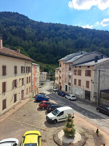 Rare sur le marché ! À seulement 12 km de la frontière suisse, découvrez ce magnifique loft en duplex de 194 m², situé au 2ᵉ étage d’une petite copropriété. Un bien atypique et chaleureux qui séduira les amateurs de grands volumes, de lumière et de belles prestations. Dès l’entrée, vous serez séduit par l’atmosphère unique de ce loft qui associe avec élégance le charme du style campagne au confort moderne. Le premier niveau se compose d’un hall d’entrée desservant une superbe cuisine aménagée de style campagne de 22 m², idéale pour partager de beaux moments en famille ou entre amis, ainsi qu’une exceptionnelle pièce de vie de 46 m², particulièrement lumineuse grâce à ses nombreuses ouvertures. Ce niveau comprend également une chambre pouvant parfaitement être utilisée comme bureau, une lingerie, un WC indépendant ainsi qu’un petit local technique accueillant la chaudière gaz. À l’étage, vous découvrirez un espace nuit généreux et parfaitement pensé pour une vie de famille : une salle de bains avec douche, un WC indépendant, une magnifique chambre parentale de 23 m² avec espace mezzanine, une chambre de 15 m² avec sa salle de douche et meuble vasque, ainsi qu’une chambre de 16 m² avec espace mezzanine, salle de douche et meuble vasque. Les volumes généreux, les mezzanines et la hauteur sous plafond donnent à l’ensemble une véritable sensation d’espace et une personnalité rare. Côté prestations, le loft bénéficie du double vitrage, de Velux dans les chambres équipés de volets roulants électriques, d’une chaudière gaz, de matériaux de qualité et de belles finitions. La toiture a été entièrement refaite il y a environ 9 ans. Ce bien offre une alliance particulièrement réussie entre l’authenticité d’un intérieur au charme campagne et les commodités modernes indispensables au quotidien. Sa proximité avec la Suisse, à seulement 12 km de la frontière, en fait une opportunité particulièrement recherchée pour les travailleurs frontaliers souhaitant profiter d’un cadre de vie spacieux, confortable et plein de caractère tout en conservant une excellente proximité avec leur lieu de travail. Plus qu’un appartement, ce loft offre l’esprit et les volumes d’une maison avec les avantages d’une petite copropriété. 194 m² de caractère, des volumes exceptionnels, de nombreuses possibilités d’aménagement et une situation idéale pour les frontaliers : un bien rare qui mérite véritablement une visite ! Coup de cœur assuré pour ceux qui recherchent un bien différent, chaleureux et hors du commun.  À découvrir sans tarder !