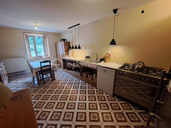 Rare sur le marché ! À seulement 12 km de la frontière suisse, découvrez ce magnifique loft en duplex de 194 m², situé au 2ᵉ étage d’une petite copropriété. Un bien atypique et chaleureux qui séduira les amateurs de grands volumes, de lumière et de belles prestations. Dès l’entrée, vous serez séduit par l’atmosphère unique de ce loft qui associe avec élégance le charme du style campagne au confort moderne. Le premier niveau se compose d’un hall d’entrée desservant une superbe cuisine aménagée de style campagne de 22 m², idéale pour partager de beaux moments en famille ou entre amis, ainsi qu’une exceptionnelle pièce de vie de 46 m², particulièrement lumineuse grâce à ses nombreuses ouvertures. Ce niveau comprend également une chambre pouvant parfaitement être utilisée comme bureau, une lingerie, un WC indépendant ainsi qu’un petit local technique accueillant la chaudière gaz. À l’étage, vous découvrirez un espace nuit généreux et parfaitement pensé pour une vie de famille : une salle de bains avec douche, un WC indépendant, une magnifique chambre parentale de 23 m² avec espace mezzanine, une chambre de 15 m² avec sa salle de douche et meuble vasque, ainsi qu’une chambre de 16 m² avec espace mezzanine, salle de douche et meuble vasque. Les volumes généreux, les mezzanines et la hauteur sous plafond donnent à l’ensemble une véritable sensation d’espace et une personnalité rare. Côté prestations, le loft bénéficie du double vitrage, de Velux dans les chambres équipés de volets roulants électriques, d’une chaudière gaz, de matériaux de qualité et de belles finitions. La toiture a été entièrement refaite il y a environ 9 ans. Ce bien offre une alliance particulièrement réussie entre l’authenticité d’un intérieur au charme campagne et les commodités modernes indispensables au quotidien. Sa proximité avec la Suisse, à seulement 12 km de la frontière, en fait une opportunité particulièrement recherchée pour les travailleurs frontaliers souhaitant profiter d’un cadre de vie spacieux, confortable et plein de caractère tout en conservant une excellente proximité avec leur lieu de travail. Plus qu’un appartement, ce loft offre l’esprit et les volumes d’une maison avec les avantages d’une petite copropriété. 194 m² de caractère, des volumes exceptionnels, de nombreuses possibilités d’aménagement et une situation idéale pour les frontaliers : un bien rare qui mérite véritablement une visite ! Coup de cœur assuré pour ceux qui recherchent un bien différent, chaleureux et hors du commun.  À découvrir sans tarder !
