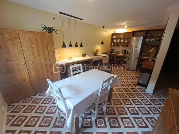 Rare sur le marché ! À seulement 12 km de la frontière suisse, découvrez ce magnifique loft en duplex de 194 m², situé au 2ᵉ étage d’une petite copropriété. Un bien atypique et chaleureux qui séduira les amateurs de grands volumes, de lumière et de belles prestations. Dès l’entrée, vous serez séduit par l’atmosphère unique de ce loft qui associe avec élégance le charme du style campagne au confort moderne. Le premier niveau se compose d’un hall d’entrée desservant une superbe cuisine aménagée de style campagne de 22 m², idéale pour partager de beaux moments en famille ou entre amis, ainsi qu’une exceptionnelle pièce de vie de 46 m², particulièrement lumineuse grâce à ses nombreuses ouvertures. Ce niveau comprend également une chambre pouvant parfaitement être utilisée comme bureau, une lingerie, un WC indépendant ainsi qu’un petit local technique accueillant la chaudière gaz. À l’étage, vous découvrirez un espace nuit généreux et parfaitement pensé pour une vie de famille : une salle de bains avec douche, un WC indépendant, une magnifique chambre parentale de 23 m² avec espace mezzanine, une chambre de 15 m² avec sa salle de douche et meuble vasque, ainsi qu’une chambre de 16 m² avec espace mezzanine, salle de douche et meuble vasque. Les volumes généreux, les mezzanines et la hauteur sous plafond donnent à l’ensemble une véritable sensation d’espace et une personnalité rare. Côté prestations, le loft bénéficie du double vitrage, de Velux dans les chambres équipés de volets roulants électriques, d’une chaudière gaz, de matériaux de qualité et de belles finitions. La toiture a été entièrement refaite il y a environ 9 ans. Ce bien offre une alliance particulièrement réussie entre l’authenticité d’un intérieur au charme campagne et les commodités modernes indispensables au quotidien. Sa proximité avec la Suisse, à seulement 12 km de la frontière, en fait une opportunité particulièrement recherchée pour les travailleurs frontaliers souhaitant profiter d’un cadre de vie spacieux, confortable et plein de caractère tout en conservant une excellente proximité avec leur lieu de travail. Plus qu’un appartement, ce loft offre l’esprit et les volumes d’une maison avec les avantages d’une petite copropriété. 194 m² de caractère, des volumes exceptionnels, de nombreuses possibilités d’aménagement et une situation idéale pour les frontaliers : un bien rare qui mérite véritablement une visite ! Coup de cœur assuré pour ceux qui recherchent un bien différent, chaleureux et hors du commun.  À découvrir sans tarder !