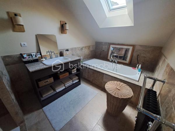 Rare sur le marché ! À seulement 12 km de la frontière suisse, découvrez ce magnifique loft en duplex de 194 m², situé au 2ᵉ étage d’une petite copropriété. Un bien atypique et chaleureux qui séduira les amateurs de grands volumes, de lumière et de belles prestations. Dès l’entrée, vous serez séduit par l’atmosphère unique de ce loft qui associe avec élégance le charme du style campagne au confort moderne. Le premier niveau se compose d’un hall d’entrée desservant une superbe cuisine aménagée de style campagne de 22 m², idéale pour partager de beaux moments en famille ou entre amis, ainsi qu’une exceptionnelle pièce de vie de 46 m², particulièrement lumineuse grâce à ses nombreuses ouvertures. Ce niveau comprend également une chambre pouvant parfaitement être utilisée comme bureau, une lingerie, un WC indépendant ainsi qu’un petit local technique accueillant la chaudière gaz. À l’étage, vous découvrirez un espace nuit généreux et parfaitement pensé pour une vie de famille : une salle de bains avec douche, un WC indépendant, une magnifique chambre parentale de 23 m² avec espace mezzanine, une chambre de 15 m² avec sa salle de douche et meuble vasque, ainsi qu’une chambre de 16 m² avec espace mezzanine, salle de douche et meuble vasque. Les volumes généreux, les mezzanines et la hauteur sous plafond donnent à l’ensemble une véritable sensation d’espace et une personnalité rare. Côté prestations, le loft bénéficie du double vitrage, de Velux dans les chambres équipés de volets roulants électriques, d’une chaudière gaz, de matériaux de qualité et de belles finitions. La toiture a été entièrement refaite il y a environ 9 ans. Ce bien offre une alliance particulièrement réussie entre l’authenticité d’un intérieur au charme campagne et les commodités modernes indispensables au quotidien. Sa proximité avec la Suisse, à seulement 12 km de la frontière, en fait une opportunité particulièrement recherchée pour les travailleurs frontaliers souhaitant profiter d’un cadre de vie spacieux, confortable et plein de caractère tout en conservant une excellente proximité avec leur lieu de travail. Plus qu’un appartement, ce loft offre l’esprit et les volumes d’une maison avec les avantages d’une petite copropriété. 194 m² de caractère, des volumes exceptionnels, de nombreuses possibilités d’aménagement et une situation idéale pour les frontaliers : un bien rare qui mérite véritablement une visite ! Coup de cœur assuré pour ceux qui recherchent un bien différent, chaleureux et hors du commun.  À découvrir sans tarder !