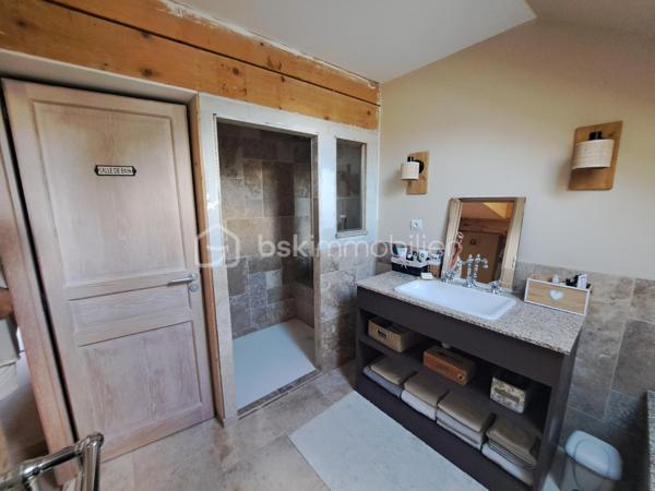 Rare sur le marché ! À seulement 12 km de la frontière suisse, découvrez ce magnifique loft en duplex de 194 m², situé au 2ᵉ étage d’une petite copropriété. Un bien atypique et chaleureux qui séduira les amateurs de grands volumes, de lumière et de belles prestations. Dès l’entrée, vous serez séduit par l’atmosphère unique de ce loft qui associe avec élégance le charme du style campagne au confort moderne. Le premier niveau se compose d’un hall d’entrée desservant une superbe cuisine aménagée de style campagne de 22 m², idéale pour partager de beaux moments en famille ou entre amis, ainsi qu’une exceptionnelle pièce de vie de 46 m², particulièrement lumineuse grâce à ses nombreuses ouvertures. Ce niveau comprend également une chambre pouvant parfaitement être utilisée comme bureau, une lingerie, un WC indépendant ainsi qu’un petit local technique accueillant la chaudière gaz. À l’étage, vous découvrirez un espace nuit généreux et parfaitement pensé pour une vie de famille : une salle de bains avec douche, un WC indépendant, une magnifique chambre parentale de 23 m² avec espace mezzanine, une chambre de 15 m² avec sa salle de douche et meuble vasque, ainsi qu’une chambre de 16 m² avec espace mezzanine, salle de douche et meuble vasque. Les volumes généreux, les mezzanines et la hauteur sous plafond donnent à l’ensemble une véritable sensation d’espace et une personnalité rare. Côté prestations, le loft bénéficie du double vitrage, de Velux dans les chambres équipés de volets roulants électriques, d’une chaudière gaz, de matériaux de qualité et de belles finitions. La toiture a été entièrement refaite il y a environ 9 ans. Ce bien offre une alliance particulièrement réussie entre l’authenticité d’un intérieur au charme campagne et les commodités modernes indispensables au quotidien. Sa proximité avec la Suisse, à seulement 12 km de la frontière, en fait une opportunité particulièrement recherchée pour les travailleurs frontaliers souhaitant profiter d’un cadre de vie spacieux, confortable et plein de caractère tout en conservant une excellente proximité avec leur lieu de travail. Plus qu’un appartement, ce loft offre l’esprit et les volumes d’une maison avec les avantages d’une petite copropriété. 194 m² de caractère, des volumes exceptionnels, de nombreuses possibilités d’aménagement et une situation idéale pour les frontaliers : un bien rare qui mérite véritablement une visite ! Coup de cœur assuré pour ceux qui recherchent un bien différent, chaleureux et hors du commun.  À découvrir sans tarder !