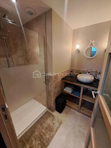 Rare sur le marché ! À seulement 12 km de la frontière suisse, découvrez ce magnifique loft en duplex de 194 m², situé au 2ᵉ étage d’une petite copropriété. Un bien atypique et chaleureux qui séduira les amateurs de grands volumes, de lumière et de belles prestations. Dès l’entrée, vous serez séduit par l’atmosphère unique de ce loft qui associe avec élégance le charme du style campagne au confort moderne. Le premier niveau se compose d’un hall d’entrée desservant une superbe cuisine aménagée de style campagne de 22 m², idéale pour partager de beaux moments en famille ou entre amis, ainsi qu’une exceptionnelle pièce de vie de 46 m², particulièrement lumineuse grâce à ses nombreuses ouvertures. Ce niveau comprend également une chambre pouvant parfaitement être utilisée comme bureau, une lingerie, un WC indépendant ainsi qu’un petit local technique accueillant la chaudière gaz. À l’étage, vous découvrirez un espace nuit généreux et parfaitement pensé pour une vie de famille : une salle de bains avec douche, un WC indépendant, une magnifique chambre parentale de 23 m² avec espace mezzanine, une chambre de 15 m² avec sa salle de douche et meuble vasque, ainsi qu’une chambre de 16 m² avec espace mezzanine, salle de douche et meuble vasque. Les volumes généreux, les mezzanines et la hauteur sous plafond donnent à l’ensemble une véritable sensation d’espace et une personnalité rare. Côté prestations, le loft bénéficie du double vitrage, de Velux dans les chambres équipés de volets roulants électriques, d’une chaudière gaz, de matériaux de qualité et de belles finitions. La toiture a été entièrement refaite il y a environ 9 ans. Ce bien offre une alliance particulièrement réussie entre l’authenticité d’un intérieur au charme campagne et les commodités modernes indispensables au quotidien. Sa proximité avec la Suisse, à seulement 12 km de la frontière, en fait une opportunité particulièrement recherchée pour les travailleurs frontaliers souhaitant profiter d’un cadre de vie spacieux, confortable et plein de caractère tout en conservant une excellente proximité avec leur lieu de travail. Plus qu’un appartement, ce loft offre l’esprit et les volumes d’une maison avec les avantages d’une petite copropriété. 194 m² de caractère, des volumes exceptionnels, de nombreuses possibilités d’aménagement et une situation idéale pour les frontaliers : un bien rare qui mérite véritablement une visite ! Coup de cœur assuré pour ceux qui recherchent un bien différent, chaleureux et hors du commun.  À découvrir sans tarder !