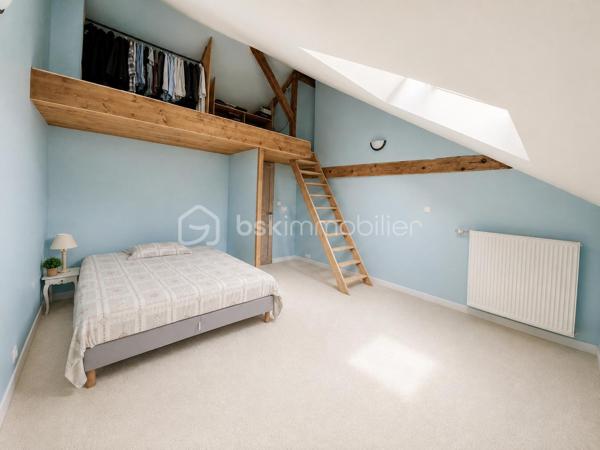 Rare sur le marché ! À seulement 12 km de la frontière suisse, découvrez ce magnifique loft en duplex de 194 m², situé au 2ᵉ étage d’une petite copropriété. Un bien atypique et chaleureux qui séduira les amateurs de grands volumes, de lumière et de belles prestations. Dès l’entrée, vous serez séduit par l’atmosphère unique de ce loft qui associe avec élégance le charme du style campagne au confort moderne. Le premier niveau se compose d’un hall d’entrée desservant une superbe cuisine aménagée de style campagne de 22 m², idéale pour partager de beaux moments en famille ou entre amis, ainsi qu’une exceptionnelle pièce de vie de 46 m², particulièrement lumineuse grâce à ses nombreuses ouvertures. Ce niveau comprend également une chambre pouvant parfaitement être utilisée comme bureau, une lingerie, un WC indépendant ainsi qu’un petit local technique accueillant la chaudière gaz. À l’étage, vous découvrirez un espace nuit généreux et parfaitement pensé pour une vie de famille : une salle de bains avec douche, un WC indépendant, une magnifique chambre parentale de 23 m² avec espace mezzanine, une chambre de 15 m² avec sa salle de douche et meuble vasque, ainsi qu’une chambre de 16 m² avec espace mezzanine, salle de douche et meuble vasque. Les volumes généreux, les mezzanines et la hauteur sous plafond donnent à l’ensemble une véritable sensation d’espace et une personnalité rare. Côté prestations, le loft bénéficie du double vitrage, de Velux dans les chambres équipés de volets roulants électriques, d’une chaudière gaz, de matériaux de qualité et de belles finitions. La toiture a été entièrement refaite il y a environ 9 ans. Ce bien offre une alliance particulièrement réussie entre l’authenticité d’un intérieur au charme campagne et les commodités modernes indispensables au quotidien. Sa proximité avec la Suisse, à seulement 12 km de la frontière, en fait une opportunité particulièrement recherchée pour les travailleurs frontaliers souhaitant profiter d’un cadre de vie spacieux, confortable et plein de caractère tout en conservant une excellente proximité avec leur lieu de travail. Plus qu’un appartement, ce loft offre l’esprit et les volumes d’une maison avec les avantages d’une petite copropriété. 194 m² de caractère, des volumes exceptionnels, de nombreuses possibilités d’aménagement et une situation idéale pour les frontaliers : un bien rare qui mérite véritablement une visite ! Coup de cœur assuré pour ceux qui recherchent un bien différent, chaleureux et hors du commun.  À découvrir sans tarder !