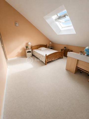 Rare sur le marché ! À seulement 12 km de la frontière suisse, découvrez ce magnifique loft en duplex de 194 m², situé au 2ᵉ étage d’une petite copropriété. Un bien atypique et chaleureux qui séduira les amateurs de grands volumes, de lumière et de belles prestations. Dès l’entrée, vous serez séduit par l’atmosphère unique de ce loft qui associe avec élégance le charme du style campagne au confort moderne. Le premier niveau se compose d’un hall d’entrée desservant une superbe cuisine aménagée de style campagne de 22 m², idéale pour partager de beaux moments en famille ou entre amis, ainsi qu’une exceptionnelle pièce de vie de 46 m², particulièrement lumineuse grâce à ses nombreuses ouvertures. Ce niveau comprend également une chambre pouvant parfaitement être utilisée comme bureau, une lingerie, un WC indépendant ainsi qu’un petit local technique accueillant la chaudière gaz. À l’étage, vous découvrirez un espace nuit généreux et parfaitement pensé pour une vie de famille : une salle de bains avec douche, un WC indépendant, une magnifique chambre parentale de 23 m² avec espace mezzanine, une chambre de 15 m² avec sa salle de douche et meuble vasque, ainsi qu’une chambre de 16 m² avec espace mezzanine, salle de douche et meuble vasque. Les volumes généreux, les mezzanines et la hauteur sous plafond donnent à l’ensemble une véritable sensation d’espace et une personnalité rare. Côté prestations, le loft bénéficie du double vitrage, de Velux dans les chambres équipés de volets roulants électriques, d’une chaudière gaz, de matériaux de qualité et de belles finitions. La toiture a été entièrement refaite il y a environ 9 ans. Ce bien offre une alliance particulièrement réussie entre l’authenticité d’un intérieur au charme campagne et les commodités modernes indispensables au quotidien. Sa proximité avec la Suisse, à seulement 12 km de la frontière, en fait une opportunité particulièrement recherchée pour les travailleurs frontaliers souhaitant profiter d’un cadre de vie spacieux, confortable et plein de caractère tout en conservant une excellente proximité avec leur lieu de travail. Plus qu’un appartement, ce loft offre l’esprit et les volumes d’une maison avec les avantages d’une petite copropriété. 194 m² de caractère, des volumes exceptionnels, de nombreuses possibilités d’aménagement et une situation idéale pour les frontaliers : un bien rare qui mérite véritablement une visite ! Coup de cœur assuré pour ceux qui recherchent un bien différent, chaleureux et hors du commun.  À découvrir sans tarder !