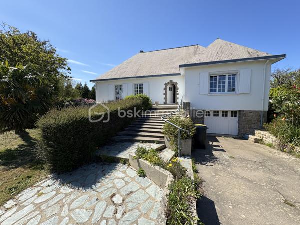 RARE À LA VENTE - GRANDE MAISON AU COEUR DE BARFLEUR AVEC TERRAIN CONSTRUCTIBLE ATTENANT DE 1000M² 

Situé à Barfleur, village prisé et incontournable du Val-de-Saire, je vous invite à la découverte de cette superbe maison familiale et à l'exceptionnel diagnostic B !

Édifié sur un spacieux sous-sol de 120m2² dont un garage de 44m², le premier étage se compose d'une entrée avec accès direct à un grand salon-séjour / salle à manger en L, lumineux et chaleureux et agrémenté d'un insert à bois. S'en suit une cuisine aménagée et équipée, suivie d'un couloir avec rangements qui dessert : 3 chambres, une salle d'eau, un WC.

Comme le montre la photo numéro 12, tout le grenier au dessus est exploitable pour laisser libre court à vos projets d'extension de surface habitable.

CERISE SUR LE GÂTEAU : un terrain constructible attenant de 1000m² est inclus dans la présente offre.
Nous vous proposons également l'acquisition de la maison avec un terrain d'environ 800m², sans inclure le terrain attenant de 1000m², pour un prix de 350.000€ honoraires de négociation inclus.

L'harmonie de cet ensemble se conjugue par une architecture de charme, un cadre de vie paisible et exceptionnel, au pied des commodités et en direct de la nature et de la mer.
Et comme vous l'aurez compris, ce bien ne nécessite pas de travaux au vu de ses matériaux de qualité et sa performance énergétique très favorable.
Désormais, c'est à vous de l'habiller à votre goût.

Contactez-moi pour plus d'informations : 06.21.31.94.93