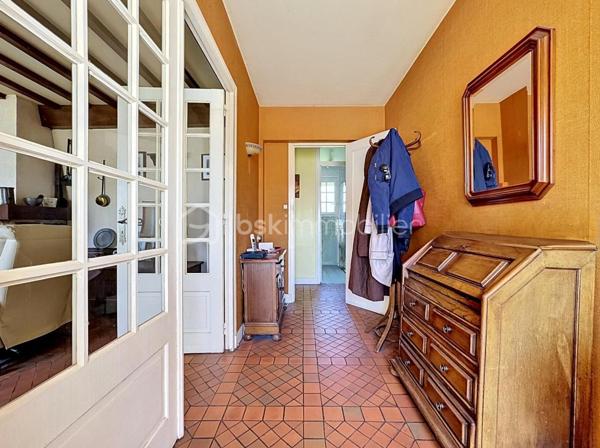 RARE À LA VENTE - GRANDE MAISON AU COEUR DE BARFLEUR AVEC TERRAIN CONSTRUCTIBLE ATTENANT DE 1000M² 

Situé à Barfleur, village prisé et incontournable du Val-de-Saire, je vous invite à la découverte de cette superbe maison familiale et à l'exceptionnel diagnostic B !

Édifié sur un spacieux sous-sol de 120m2² dont un garage de 44m², le premier étage se compose d'une entrée avec accès direct à un grand salon-séjour / salle à manger en L, lumineux et chaleureux et agrémenté d'un insert à bois. S'en suit une cuisine aménagée et équipée, suivie d'un couloir avec rangements qui dessert : 3 chambres, une salle d'eau, un WC.

Comme le montre la photo numéro 12, tout le grenier au dessus est exploitable pour laisser libre court à vos projets d'extension de surface habitable.

CERISE SUR LE GÂTEAU : un terrain constructible attenant de 1000m² est inclus dans la présente offre.
Nous vous proposons également l'acquisition de la maison avec un terrain d'environ 800m², sans inclure le terrain attenant de 1000m², pour un prix de 350.000€ honoraires de négociation inclus.

L'harmonie de cet ensemble se conjugue par une architecture de charme, un cadre de vie paisible et exceptionnel, au pied des commodités et en direct de la nature et de la mer.
Et comme vous l'aurez compris, ce bien ne nécessite pas de travaux au vu de ses matériaux de qualité et sa performance énergétique très favorable.
Désormais, c'est à vous de l'habiller à votre goût.

Contactez-moi pour plus d'informations : 06.21.31.94.93
