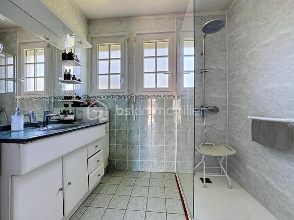 RARE À LA VENTE - GRANDE MAISON AU COEUR DE BARFLEUR AVEC TERRAIN CONSTRUCTIBLE ATTENANT DE 1000M² 

Situé à Barfleur, village prisé et incontournable du Val-de-Saire, je vous invite à la découverte de cette superbe maison familiale et à l'exceptionnel diagnostic B !

Édifié sur un spacieux sous-sol de 120m2² dont un garage de 44m², le premier étage se compose d'une entrée avec accès direct à un grand salon-séjour / salle à manger en L, lumineux et chaleureux et agrémenté d'un insert à bois. S'en suit une cuisine aménagée et équipée, suivie d'un couloir avec rangements qui dessert : 3 chambres, une salle d'eau, un WC.

Comme le montre la photo numéro 12, tout le grenier au dessus est exploitable pour laisser libre court à vos projets d'extension de surface habitable.

CERISE SUR LE GÂTEAU : un terrain constructible attenant de 1000m² est inclus dans la présente offre.
Nous vous proposons également l'acquisition de la maison avec un terrain d'environ 800m², sans inclure le terrain attenant de 1000m², pour un prix de 350.000€ honoraires de négociation inclus.

L'harmonie de cet ensemble se conjugue par une architecture de charme, un cadre de vie paisible et exceptionnel, au pied des commodités et en direct de la nature et de la mer.
Et comme vous l'aurez compris, ce bien ne nécessite pas de travaux au vu de ses matériaux de qualité et sa performance énergétique très favorable.
Désormais, c'est à vous de l'habiller à votre goût.

Contactez-moi pour plus d'informations : 06.21.31.94.93
