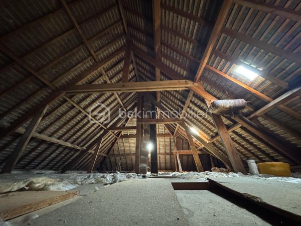 RARE À LA VENTE - GRANDE MAISON AU COEUR DE BARFLEUR AVEC TERRAIN CONSTRUCTIBLE ATTENANT DE 1000M² 

Situé à Barfleur, village prisé et incontournable du Val-de-Saire, je vous invite à la découverte de cette superbe maison familiale et à l'exceptionnel diagnostic B !

Édifié sur un spacieux sous-sol de 120m2² dont un garage de 44m², le premier étage se compose d'une entrée avec accès direct à un grand salon-séjour / salle à manger en L, lumineux et chaleureux et agrémenté d'un insert à bois. S'en suit une cuisine aménagée et équipée, suivie d'un couloir avec rangements qui dessert : 3 chambres, une salle d'eau, un WC.

Comme le montre la photo numéro 12, tout le grenier au dessus est exploitable pour laisser libre court à vos projets d'extension de surface habitable.

CERISE SUR LE GÂTEAU : un terrain constructible attenant de 1000m² est inclus dans la présente offre.
Nous vous proposons également l'acquisition de la maison avec un terrain d'environ 800m², sans inclure le terrain attenant de 1000m², pour un prix de 350.000€ honoraires de négociation inclus.

L'harmonie de cet ensemble se conjugue par une architecture de charme, un cadre de vie paisible et exceptionnel, au pied des commodités et en direct de la nature et de la mer.
Et comme vous l'aurez compris, ce bien ne nécessite pas de travaux au vu de ses matériaux de qualité et sa performance énergétique très favorable.
Désormais, c'est à vous de l'habiller à votre goût.

Contactez-moi pour plus d'informations : 06.21.31.94.93