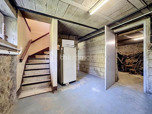 RARE À LA VENTE - GRANDE MAISON AU COEUR DE BARFLEUR AVEC TERRAIN CONSTRUCTIBLE ATTENANT DE 1000M² 

Situé à Barfleur, village prisé et incontournable du Val-de-Saire, je vous invite à la découverte de cette superbe maison familiale et à l'exceptionnel diagnostic B !

Édifié sur un spacieux sous-sol de 120m2² dont un garage de 44m², le premier étage se compose d'une entrée avec accès direct à un grand salon-séjour / salle à manger en L, lumineux et chaleureux et agrémenté d'un insert à bois. S'en suit une cuisine aménagée et équipée, suivie d'un couloir avec rangements qui dessert : 3 chambres, une salle d'eau, un WC.

Comme le montre la photo numéro 12, tout le grenier au dessus est exploitable pour laisser libre court à vos projets d'extension de surface habitable.

CERISE SUR LE GÂTEAU : un terrain constructible attenant de 1000m² est inclus dans la présente offre.
Nous vous proposons également l'acquisition de la maison avec un terrain d'environ 800m², sans inclure le terrain attenant de 1000m², pour un prix de 350.000€ honoraires de négociation inclus.

L'harmonie de cet ensemble se conjugue par une architecture de charme, un cadre de vie paisible et exceptionnel, au pied des commodités et en direct de la nature et de la mer.
Et comme vous l'aurez compris, ce bien ne nécessite pas de travaux au vu de ses matériaux de qualité et sa performance énergétique très favorable.
Désormais, c'est à vous de l'habiller à votre goût.

Contactez-moi pour plus d'informations : 06.21.31.94.93