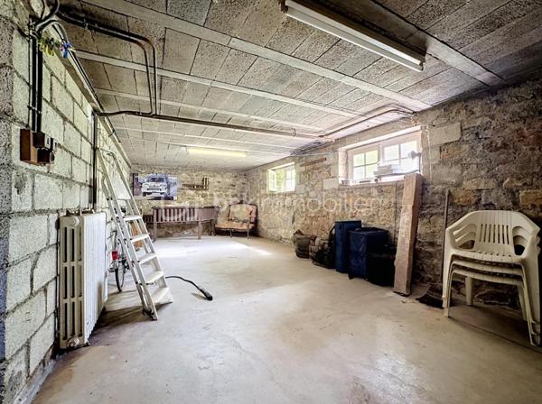 RARE À LA VENTE - GRANDE MAISON AU COEUR DE BARFLEUR AVEC TERRAIN CONSTRUCTIBLE ATTENANT DE 1000M² 

Situé à Barfleur, village prisé et incontournable du Val-de-Saire, je vous invite à la découverte de cette superbe maison familiale et à l'exceptionnel diagnostic B !

Édifié sur un spacieux sous-sol de 120m2² dont un garage de 44m², le premier étage se compose d'une entrée avec accès direct à un grand salon-séjour / salle à manger en L, lumineux et chaleureux et agrémenté d'un insert à bois. S'en suit une cuisine aménagée et équipée, suivie d'un couloir avec rangements qui dessert : 3 chambres, une salle d'eau, un WC.

Comme le montre la photo numéro 12, tout le grenier au dessus est exploitable pour laisser libre court à vos projets d'extension de surface habitable.

CERISE SUR LE GÂTEAU : un terrain constructible attenant de 1000m² est inclus dans la présente offre.
Nous vous proposons également l'acquisition de la maison avec un terrain d'environ 800m², sans inclure le terrain attenant de 1000m², pour un prix de 350.000€ honoraires de négociation inclus.

L'harmonie de cet ensemble se conjugue par une architecture de charme, un cadre de vie paisible et exceptionnel, au pied des commodités et en direct de la nature et de la mer.
Et comme vous l'aurez compris, ce bien ne nécessite pas de travaux au vu de ses matériaux de qualité et sa performance énergétique très favorable.
Désormais, c'est à vous de l'habiller à votre goût.

Contactez-moi pour plus d'informations : 06.21.31.94.93