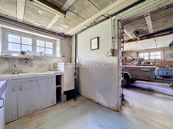 RARE À LA VENTE - GRANDE MAISON AU COEUR DE BARFLEUR AVEC TERRAIN CONSTRUCTIBLE ATTENANT DE 1000M² 

Situé à Barfleur, village prisé et incontournable du Val-de-Saire, je vous invite à la découverte de cette superbe maison familiale et à l'exceptionnel diagnostic B !

Édifié sur un spacieux sous-sol de 120m2² dont un garage de 44m², le premier étage se compose d'une entrée avec accès direct à un grand salon-séjour / salle à manger en L, lumineux et chaleureux et agrémenté d'un insert à bois. S'en suit une cuisine aménagée et équipée, suivie d'un couloir avec rangements qui dessert : 3 chambres, une salle d'eau, un WC.

Comme le montre la photo numéro 12, tout le grenier au dessus est exploitable pour laisser libre court à vos projets d'extension de surface habitable.

CERISE SUR LE GÂTEAU : un terrain constructible attenant de 1000m² est inclus dans la présente offre.
Nous vous proposons également l'acquisition de la maison avec un terrain d'environ 800m², sans inclure le terrain attenant de 1000m², pour un prix de 350.000€ honoraires de négociation inclus.

L'harmonie de cet ensemble se conjugue par une architecture de charme, un cadre de vie paisible et exceptionnel, au pied des commodités et en direct de la nature et de la mer.
Et comme vous l'aurez compris, ce bien ne nécessite pas de travaux au vu de ses matériaux de qualité et sa performance énergétique très favorable.
Désormais, c'est à vous de l'habiller à votre goût.

Contactez-moi pour plus d'informations : 06.21.31.94.93