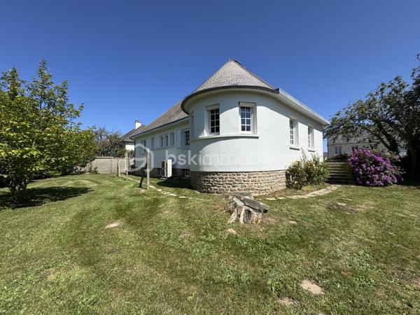 RARE À LA VENTE - GRANDE MAISON AU COEUR DE BARFLEUR AVEC TERRAIN CONSTRUCTIBLE ATTENANT DE 1000M² 

Situé à Barfleur, village prisé et incontournable du Val-de-Saire, je vous invite à la découverte de cette superbe maison familiale et à l'exceptionnel diagnostic B !

Édifié sur un spacieux sous-sol de 120m2² dont un garage de 44m², le premier étage se compose d'une entrée avec accès direct à un grand salon-séjour / salle à manger en L, lumineux et chaleureux et agrémenté d'un insert à bois. S'en suit une cuisine aménagée et équipée, suivie d'un couloir avec rangements qui dessert : 3 chambres, une salle d'eau, un WC.

Comme le montre la photo numéro 12, tout le grenier au dessus est exploitable pour laisser libre court à vos projets d'extension de surface habitable.

CERISE SUR LE GÂTEAU : un terrain constructible attenant de 1000m² est inclus dans la présente offre.
Nous vous proposons également l'acquisition de la maison avec un terrain d'environ 800m², sans inclure le terrain attenant de 1000m², pour un prix de 350.000€ honoraires de négociation inclus.

L'harmonie de cet ensemble se conjugue par une architecture de charme, un cadre de vie paisible et exceptionnel, au pied des commodités et en direct de la nature et de la mer.
Et comme vous l'aurez compris, ce bien ne nécessite pas de travaux au vu de ses matériaux de qualité et sa performance énergétique très favorable.
Désormais, c'est à vous de l'habiller à votre goût.

Contactez-moi pour plus d'informations : 06.21.31.94.93