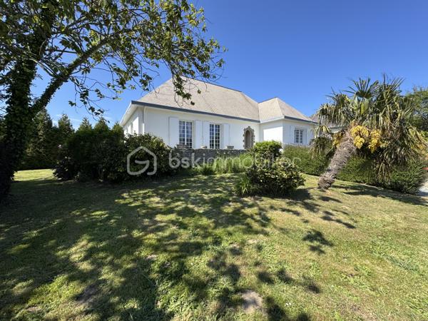 RARE À LA VENTE - GRANDE MAISON AU COEUR DE BARFLEUR AVEC TERRAIN CONSTRUCTIBLE ATTENANT DE 1000M² 

Situé à Barfleur, village prisé et incontournable du Val-de-Saire, je vous invite à la découverte de cette superbe maison familiale et à l'exceptionnel diagnostic B !

Édifié sur un spacieux sous-sol de 120m2² dont un garage de 44m², le premier étage se compose d'une entrée avec accès direct à un grand salon-séjour / salle à manger en L, lumineux et chaleureux et agrémenté d'un insert à bois. S'en suit une cuisine aménagée et équipée, suivie d'un couloir avec rangements qui dessert : 3 chambres, une salle d'eau, un WC.

Comme le montre la photo numéro 12, tout le grenier au dessus est exploitable pour laisser libre court à vos projets d'extension de surface habitable.

CERISE SUR LE GÂTEAU : un terrain constructible attenant de 1000m² est inclus dans la présente offre.
Nous vous proposons également l'acquisition de la maison avec un terrain d'environ 800m², sans inclure le terrain attenant de 1000m², pour un prix de 350.000€ honoraires de négociation inclus.

L'harmonie de cet ensemble se conjugue par une architecture de charme, un cadre de vie paisible et exceptionnel, au pied des commodités et en direct de la nature et de la mer.
Et comme vous l'aurez compris, ce bien ne nécessite pas de travaux au vu de ses matériaux de qualité et sa performance énergétique très favorable.
Désormais, c'est à vous de l'habiller à votre goût.

Contactez-moi pour plus d'informations : 06.21.31.94.93