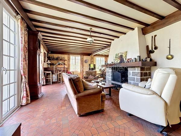 RARE À LA VENTE - GRANDE MAISON AU COEUR DE BARFLEUR AVEC TERRAIN CONSTRUCTIBLE ATTENANT DE 1000M² 

Situé à Barfleur, village prisé et incontournable du Val-de-Saire, je vous invite à la découverte de cette superbe maison familiale et à l'exceptionnel diagnostic B !

Édifié sur un spacieux sous-sol de 120m2² dont un garage de 44m², le premier étage se compose d'une entrée avec accès direct à un grand salon-séjour / salle à manger en L, lumineux et chaleureux et agrémenté d'un insert à bois. S'en suit une cuisine aménagée et équipée, suivie d'un couloir avec rangements qui dessert : 3 chambres, une salle d'eau, un WC.

Comme le montre la photo numéro 12, tout le grenier au dessus est exploitable pour laisser libre court à vos projets d'extension de surface habitable.

CERISE SUR LE GÂTEAU : un terrain constructible attenant de 1000m² est inclus dans la présente offre.
Nous vous proposons également l'acquisition de la maison avec un terrain d'environ 800m², sans inclure le terrain attenant de 1000m², pour un prix de 350.000€ honoraires de négociation inclus.

L'harmonie de cet ensemble se conjugue par une architecture de charme, un cadre de vie paisible et exceptionnel, au pied des commodités et en direct de la nature et de la mer.
Et comme vous l'aurez compris, ce bien ne nécessite pas de travaux au vu de ses matériaux de qualité et sa performance énergétique très favorable.
Désormais, c'est à vous de l'habiller à votre goût.

Contactez-moi pour plus d'informations : 06.21.31.94.93