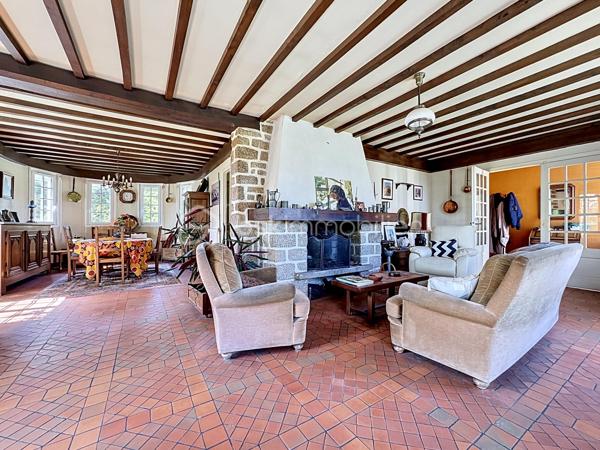 RARE À LA VENTE - GRANDE MAISON AU COEUR DE BARFLEUR AVEC TERRAIN CONSTRUCTIBLE ATTENANT DE 1000M² 

Situé à Barfleur, village prisé et incontournable du Val-de-Saire, je vous invite à la découverte de cette superbe maison familiale et à l'exceptionnel diagnostic B !

Édifié sur un spacieux sous-sol de 120m2² dont un garage de 44m², le premier étage se compose d'une entrée avec accès direct à un grand salon-séjour / salle à manger en L, lumineux et chaleureux et agrémenté d'un insert à bois. S'en suit une cuisine aménagée et équipée, suivie d'un couloir avec rangements qui dessert : 3 chambres, une salle d'eau, un WC.

Comme le montre la photo numéro 12, tout le grenier au dessus est exploitable pour laisser libre court à vos projets d'extension de surface habitable.

CERISE SUR LE GÂTEAU : un terrain constructible attenant de 1000m² est inclus dans la présente offre.
Nous vous proposons également l'acquisition de la maison avec un terrain d'environ 800m², sans inclure le terrain attenant de 1000m², pour un prix de 350.000€ honoraires de négociation inclus.

L'harmonie de cet ensemble se conjugue par une architecture de charme, un cadre de vie paisible et exceptionnel, au pied des commodités et en direct de la nature et de la mer.
Et comme vous l'aurez compris, ce bien ne nécessite pas de travaux au vu de ses matériaux de qualité et sa performance énergétique très favorable.
Désormais, c'est à vous de l'habiller à votre goût.

Contactez-moi pour plus d'informations : 06.21.31.94.93