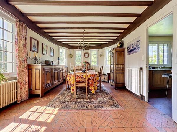 RARE À LA VENTE - GRANDE MAISON AU COEUR DE BARFLEUR AVEC TERRAIN CONSTRUCTIBLE ATTENANT DE 1000M² 

Situé à Barfleur, village prisé et incontournable du Val-de-Saire, je vous invite à la découverte de cette superbe maison familiale et à l'exceptionnel diagnostic B !

Édifié sur un spacieux sous-sol de 120m2² dont un garage de 44m², le premier étage se compose d'une entrée avec accès direct à un grand salon-séjour / salle à manger en L, lumineux et chaleureux et agrémenté d'un insert à bois. S'en suit une cuisine aménagée et équipée, suivie d'un couloir avec rangements qui dessert : 3 chambres, une salle d'eau, un WC.

Comme le montre la photo numéro 12, tout le grenier au dessus est exploitable pour laisser libre court à vos projets d'extension de surface habitable.

CERISE SUR LE GÂTEAU : un terrain constructible attenant de 1000m² est inclus dans la présente offre.
Nous vous proposons également l'acquisition de la maison avec un terrain d'environ 800m², sans inclure le terrain attenant de 1000m², pour un prix de 350.000€ honoraires de négociation inclus.

L'harmonie de cet ensemble se conjugue par une architecture de charme, un cadre de vie paisible et exceptionnel, au pied des commodités et en direct de la nature et de la mer.
Et comme vous l'aurez compris, ce bien ne nécessite pas de travaux au vu de ses matériaux de qualité et sa performance énergétique très favorable.
Désormais, c'est à vous de l'habiller à votre goût.

Contactez-moi pour plus d'informations : 06.21.31.94.93