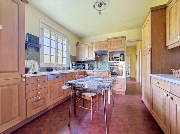 RARE À LA VENTE - GRANDE MAISON AU COEUR DE BARFLEUR AVEC TERRAIN CONSTRUCTIBLE ATTENANT DE 1000M² 

Situé à Barfleur, village prisé et incontournable du Val-de-Saire, je vous invite à la découverte de cette superbe maison familiale et à l'exceptionnel diagnostic B !

Édifié sur un spacieux sous-sol de 120m2² dont un garage de 44m², le premier étage se compose d'une entrée avec accès direct à un grand salon-séjour / salle à manger en L, lumineux et chaleureux et agrémenté d'un insert à bois. S'en suit une cuisine aménagée et équipée, suivie d'un couloir avec rangements qui dessert : 3 chambres, une salle d'eau, un WC.

Comme le montre la photo numéro 12, tout le grenier au dessus est exploitable pour laisser libre court à vos projets d'extension de surface habitable.

CERISE SUR LE GÂTEAU : un terrain constructible attenant de 1000m² est inclus dans la présente offre.
Nous vous proposons également l'acquisition de la maison avec un terrain d'environ 800m², sans inclure le terrain attenant de 1000m², pour un prix de 350.000€ honoraires de négociation inclus.

L'harmonie de cet ensemble se conjugue par une architecture de charme, un cadre de vie paisible et exceptionnel, au pied des commodités et en direct de la nature et de la mer.
Et comme vous l'aurez compris, ce bien ne nécessite pas de travaux au vu de ses matériaux de qualité et sa performance énergétique très favorable.
Désormais, c'est à vous de l'habiller à votre goût.

Contactez-moi pour plus d'informations : 06.21.31.94.93