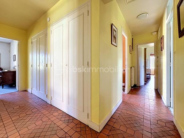 RARE À LA VENTE - GRANDE MAISON AU COEUR DE BARFLEUR AVEC TERRAIN CONSTRUCTIBLE ATTENANT DE 1000M² 

Situé à Barfleur, village prisé et incontournable du Val-de-Saire, je vous invite à la découverte de cette superbe maison familiale et à l'exceptionnel diagnostic B !

Édifié sur un spacieux sous-sol de 120m2² dont un garage de 44m², le premier étage se compose d'une entrée avec accès direct à un grand salon-séjour / salle à manger en L, lumineux et chaleureux et agrémenté d'un insert à bois. S'en suit une cuisine aménagée et équipée, suivie d'un couloir avec rangements qui dessert : 3 chambres, une salle d'eau, un WC.

Comme le montre la photo numéro 12, tout le grenier au dessus est exploitable pour laisser libre court à vos projets d'extension de surface habitable.

CERISE SUR LE GÂTEAU : un terrain constructible attenant de 1000m² est inclus dans la présente offre.
Nous vous proposons également l'acquisition de la maison avec un terrain d'environ 800m², sans inclure le terrain attenant de 1000m², pour un prix de 350.000€ honoraires de négociation inclus.

L'harmonie de cet ensemble se conjugue par une architecture de charme, un cadre de vie paisible et exceptionnel, au pied des commodités et en direct de la nature et de la mer.
Et comme vous l'aurez compris, ce bien ne nécessite pas de travaux au vu de ses matériaux de qualité et sa performance énergétique très favorable.
Désormais, c'est à vous de l'habiller à votre goût.

Contactez-moi pour plus d'informations : 06.21.31.94.93