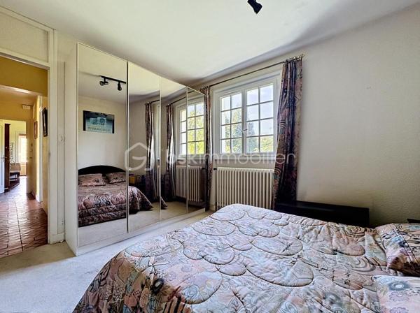 RARE À LA VENTE - GRANDE MAISON AU COEUR DE BARFLEUR AVEC TERRAIN CONSTRUCTIBLE ATTENANT DE 1000M² 

Situé à Barfleur, village prisé et incontournable du Val-de-Saire, je vous invite à la découverte de cette superbe maison familiale et à l'exceptionnel diagnostic B !

Édifié sur un spacieux sous-sol de 120m2² dont un garage de 44m², le premier étage se compose d'une entrée avec accès direct à un grand salon-séjour / salle à manger en L, lumineux et chaleureux et agrémenté d'un insert à bois. S'en suit une cuisine aménagée et équipée, suivie d'un couloir avec rangements qui dessert : 3 chambres, une salle d'eau, un WC.

Comme le montre la photo numéro 12, tout le grenier au dessus est exploitable pour laisser libre court à vos projets d'extension de surface habitable.

CERISE SUR LE GÂTEAU : un terrain constructible attenant de 1000m² est inclus dans la présente offre.
Nous vous proposons également l'acquisition de la maison avec un terrain d'environ 800m², sans inclure le terrain attenant de 1000m², pour un prix de 350.000€ honoraires de négociation inclus.

L'harmonie de cet ensemble se conjugue par une architecture de charme, un cadre de vie paisible et exceptionnel, au pied des commodités et en direct de la nature et de la mer.
Et comme vous l'aurez compris, ce bien ne nécessite pas de travaux au vu de ses matériaux de qualité et sa performance énergétique très favorable.
Désormais, c'est à vous de l'habiller à votre goût.

Contactez-moi pour plus d'informations : 06.21.31.94.93