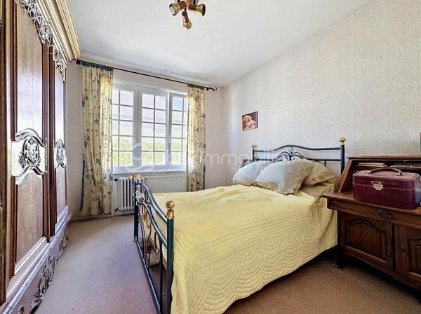 RARE À LA VENTE - GRANDE MAISON AU COEUR DE BARFLEUR AVEC TERRAIN CONSTRUCTIBLE ATTENANT DE 1000M² 

Situé à Barfleur, village prisé et incontournable du Val-de-Saire, je vous invite à la découverte de cette superbe maison familiale et à l'exceptionnel diagnostic B !

Édifié sur un spacieux sous-sol de 120m2² dont un garage de 44m², le premier étage se compose d'une entrée avec accès direct à un grand salon-séjour / salle à manger en L, lumineux et chaleureux et agrémenté d'un insert à bois. S'en suit une cuisine aménagée et équipée, suivie d'un couloir avec rangements qui dessert : 3 chambres, une salle d'eau, un WC.

Comme le montre la photo numéro 12, tout le grenier au dessus est exploitable pour laisser libre court à vos projets d'extension de surface habitable.

CERISE SUR LE GÂTEAU : un terrain constructible attenant de 1000m² est inclus dans la présente offre.
Nous vous proposons également l'acquisition de la maison avec un terrain d'environ 800m², sans inclure le terrain attenant de 1000m², pour un prix de 350.000€ honoraires de négociation inclus.

L'harmonie de cet ensemble se conjugue par une architecture de charme, un cadre de vie paisible et exceptionnel, au pied des commodités et en direct de la nature et de la mer.
Et comme vous l'aurez compris, ce bien ne nécessite pas de travaux au vu de ses matériaux de qualité et sa performance énergétique très favorable.
Désormais, c'est à vous de l'habiller à votre goût.

Contactez-moi pour plus d'informations : 06.21.31.94.93
