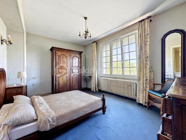 RARE À LA VENTE - GRANDE MAISON AU COEUR DE BARFLEUR AVEC TERRAIN CONSTRUCTIBLE ATTENANT DE 1000M² 

Situé à Barfleur, village prisé et incontournable du Val-de-Saire, je vous invite à la découverte de cette superbe maison familiale et à l'exceptionnel diagnostic B !

Édifié sur un spacieux sous-sol de 120m2² dont un garage de 44m², le premier étage se compose d'une entrée avec accès direct à un grand salon-séjour / salle à manger en L, lumineux et chaleureux et agrémenté d'un insert à bois. S'en suit une cuisine aménagée et équipée, suivie d'un couloir avec rangements qui dessert : 3 chambres, une salle d'eau, un WC.

Comme le montre la photo numéro 12, tout le grenier au dessus est exploitable pour laisser libre court à vos projets d'extension de surface habitable.

CERISE SUR LE GÂTEAU : un terrain constructible attenant de 1000m² est inclus dans la présente offre.
Nous vous proposons également l'acquisition de la maison avec un terrain d'environ 800m², sans inclure le terrain attenant de 1000m², pour un prix de 350.000€ honoraires de négociation inclus.

L'harmonie de cet ensemble se conjugue par une architecture de charme, un cadre de vie paisible et exceptionnel, au pied des commodités et en direct de la nature et de la mer.
Et comme vous l'aurez compris, ce bien ne nécessite pas de travaux au vu de ses matériaux de qualité et sa performance énergétique très favorable.
Désormais, c'est à vous de l'habiller à votre goût.

Contactez-moi pour plus d'informations : 06.21.31.94.93