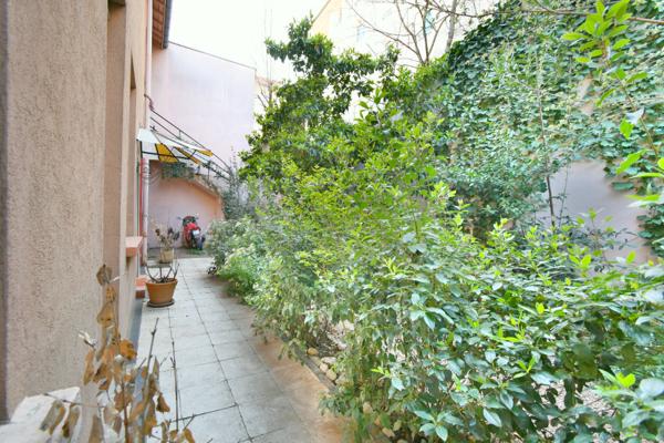 Appartement T2 Villeurbanne 69100 République, en cour intérieure, au calme sur verdure