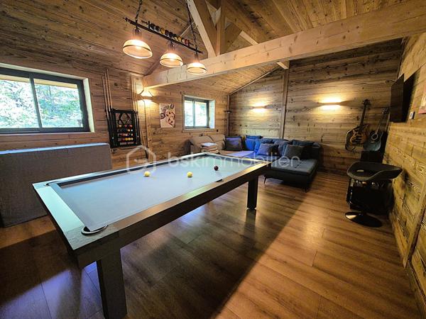 🏔️✨ CHALET D'EXCEPTION EN RONDINS – ALL0S – PRESTATIONS HAUT DE GAMME – VUE PANORAMIQUE 🌲
❤️ L'ART DE VIVRE À LA MONTAGNE DANS UN CHALET D'EXCEPTION
À Allos, au cœur du Val d'Allos, découvrez ce magnifique chalet traditionnel en rondins, construit en 2007 avec des matériaux nobles et des prestations de grande qualité.
Implanté à l'extrémité du hameau recherché de Rochegrand, ce bien rare bénéficie d'un environnement privilégié, sans vis-à-vis, offrant une vue panoramique exceptionnelle sur les montagnes et une tranquillité absolue, tout en restant à seulement 10 minutes à pied du centre du village, de ses commerces et des navettes desservant les stations de ski.
Situé aux portes du Parc National du Mercantour, à proximité des stations du Seignus et de La Foux d'Allos – Espace Lumière, des sources du Verdon, du Lac d'Allos et des célèbres Gorges du Verdon, ce chalet est une véritable invitation à profiter de la montagne en toutes saisons. 🌿⛷️🚵‍♂️💧
________________________________________
✨ UN CHALET AUX VOLUMES GÉNÉREUX
Avec près de 260 m² de surface de plancher, dont environ 200 m² habitables, ce chalet a été pensé pour accueillir confortablement famille et amis dans une atmosphère chaleureuse et authentique.
Le cœur de la maison s'organise autour d'un magnifique espace de vie baigné de lumière comprenant :
🛋️ Un vaste salon chaleureux, agrémenté d'un poêle à granulés,
🍽️ Une grande salle à manger conviviale,
👨‍🍳 Une cuisine ouverte parfaitement équipée.
L'ensemble, sublimé par les rondins apparents et les volumes généreux, offre une ambiance unique où authenticité rime avec confort.
________________________________________
🛏️ L'ESPACE NUIT
Le chalet dispose de :
🛌 5 belles chambres
🛁 2 salles de bains
👗 Dressing et nombreux espaces de rangement.
Chaque espace a été pensé pour offrir confort, intimité et fonctionnalité.
________________________________________
🎱 DES ESPACES DE VIE UNIQUES
Ce chalet ne se contente pas d'être beau...
Il offre également de nombreux espaces dédiés aux loisirs et au bien-être :
🎱 Grande salle de jeux avec billard,
🎼 Salon musique,
🧺 Buanderie,
📚 Bureau,
🧰 Atelier pouvant accueillir vélos, motos ou matériel de montagne,
🏡 Sous-sol aménagé offrant de nombreuses possibilités d'aménagement (espace bien-être, salle de sport, jacuzzi...),
🌳 Abri de jardin.
Près de 40 m² de surfaces annexes viennent compléter les prestations.
________________________________________
🌞 DES EXTÉRIEURS PENSÉS POUR PROFITER DE CHAQUE SAISON
À l'extérieur, le charme opère immédiatement...
☀️ Grande terrasse principale exposée Sud/Ouest, parfaitement ensoleillée.
🍕 Cuisine d'été entièrement équipée avec four à pizza et espace grillades.
☕ Plusieurs terrasses intimistes, idéales pour un café au soleil, un moment de lecture ou un apéritif face aux montagnes.
🌿 Terrain offrant encore de belles possibilités d'aménagement paysager.
Un véritable havre de paix où chaque espace invite à la détente.
________________________________________
🔥 CONFORT & PERFORMANCES
Le chalet bénéficie d'équipements récents et performants :
🔥 Poêle à granulés
🌡️ Plancher chauffant dans le salon
⚡ Radiateurs électriques récents
🏡 Très bonne performance énergétique avec un DPE classé C, particulièrement appréciable à cette altitude.
🚗 Deux places de stationnement privatives complètent le bien.
________________________________________
📍 UN EMPLACEMENT PRIVILÉGIÉ
⛷️ À seulement 5 minutes de la station du Seignus.
🎿 À 10 minutes de La Foux d'Allos – Espace Lumière.
🚌 Navettes gratuites accessibles à pied.
🌊 En été, profitez de la base de loisirs d'Allos : baignade, paddle, jeux, mini-golf, tennis...
🚵‍♂️ VTT, trail, randonnée, pêche, escalade et grands espaces.
🥾 À proximité immédiate du Lac d'Allos, joyau du Mercantour.
🏰 À seulement quelques minutes de Colmars-les-Alpes, classé parmi Les Plus Beaux Villages de France.
🚗 Nice à environ 2 h, Marseille et Toulon à environ 3 h.
________________________________________
⭐ LES PLUS
💙 Chalet traditionnel en rondins
🌄 Vue panoramique sans vis-à-vis
🏡 Environ 260 m² de surface de plancher
🛏️ 5 chambres
🎱 Salle de jeux avec billard
🎼 Salon musique
🍕 Cuisine d'été avec four à pizza
🌞 Nombreuses terrasses
🔥 DPE C
🚗 2 places de stationnement
🌿 Hameau calme et recherché
🏔️ Prestations haut de gamme
________________________________________
✨ Bien plus qu'un chalet, c'est un véritable lieu de vie où authenticité, confort et nature se rencontrent. Une propriété rare, pensée pour partager des moments inoubliables en famille ou entre amis, dans l'un des plus beaux cadres des Alpes du Sud.
📞 Une visite s'impose ! Contactez-moi dès aujourd'hui pour découvrir ce bien d'exception.
🏔️ Le Val d'Allos, bien plus qu'une destination… un art de vivre au cœur des Alpes.