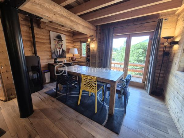 🏔️✨ CHALET D'EXCEPTION EN RONDINS – ALL0S – PRESTATIONS HAUT DE GAMME – VUE PANORAMIQUE 🌲
❤️ L'ART DE VIVRE À LA MONTAGNE DANS UN CHALET D'EXCEPTION
À Allos, au cœur du Val d'Allos, découvrez ce magnifique chalet traditionnel en rondins, construit en 2007 avec des matériaux nobles et des prestations de grande qualité.
Implanté à l'extrémité du hameau recherché de Rochegrand, ce bien rare bénéficie d'un environnement privilégié, sans vis-à-vis, offrant une vue panoramique exceptionnelle sur les montagnes et une tranquillité absolue, tout en restant à seulement 10 minutes à pied du centre du village, de ses commerces et des navettes desservant les stations de ski.
Situé aux portes du Parc National du Mercantour, à proximité des stations du Seignus et de La Foux d'Allos – Espace Lumière, des sources du Verdon, du Lac d'Allos et des célèbres Gorges du Verdon, ce chalet est une véritable invitation à profiter de la montagne en toutes saisons. 🌿⛷️🚵‍♂️💧
________________________________________
✨ UN CHALET AUX VOLUMES GÉNÉREUX
Avec près de 260 m² de surface de plancher, dont environ 200 m² habitables, ce chalet a été pensé pour accueillir confortablement famille et amis dans une atmosphère chaleureuse et authentique.
Le cœur de la maison s'organise autour d'un magnifique espace de vie baigné de lumière comprenant :
🛋️ Un vaste salon chaleureux, agrémenté d'un poêle à granulés,
🍽️ Une grande salle à manger conviviale,
👨‍🍳 Une cuisine ouverte parfaitement équipée.
L'ensemble, sublimé par les rondins apparents et les volumes généreux, offre une ambiance unique où authenticité rime avec confort.
________________________________________
🛏️ L'ESPACE NUIT
Le chalet dispose de :
🛌 5 belles chambres
🛁 2 salles de bains
👗 Dressing et nombreux espaces de rangement.
Chaque espace a été pensé pour offrir confort, intimité et fonctionnalité.
________________________________________
🎱 DES ESPACES DE VIE UNIQUES
Ce chalet ne se contente pas d'être beau...
Il offre également de nombreux espaces dédiés aux loisirs et au bien-être :
🎱 Grande salle de jeux avec billard,
🎼 Salon musique,
🧺 Buanderie,
📚 Bureau,
🧰 Atelier pouvant accueillir vélos, motos ou matériel de montagne,
🏡 Sous-sol aménagé offrant de nombreuses possibilités d'aménagement (espace bien-être, salle de sport, jacuzzi...),
🌳 Abri de jardin.
Près de 40 m² de surfaces annexes viennent compléter les prestations.
________________________________________
🌞 DES EXTÉRIEURS PENSÉS POUR PROFITER DE CHAQUE SAISON
À l'extérieur, le charme opère immédiatement...
☀️ Grande terrasse principale exposée Sud/Ouest, parfaitement ensoleillée.
🍕 Cuisine d'été entièrement équipée avec four à pizza et espace grillades.
☕ Plusieurs terrasses intimistes, idéales pour un café au soleil, un moment de lecture ou un apéritif face aux montagnes.
🌿 Terrain offrant encore de belles possibilités d'aménagement paysager.
Un véritable havre de paix où chaque espace invite à la détente.
________________________________________
🔥 CONFORT & PERFORMANCES
Le chalet bénéficie d'équipements récents et performants :
🔥 Poêle à granulés
🌡️ Plancher chauffant dans le salon
⚡ Radiateurs électriques récents
🏡 Très bonne performance énergétique avec un DPE classé C, particulièrement appréciable à cette altitude.
🚗 Deux places de stationnement privatives complètent le bien.
________________________________________
📍 UN EMPLACEMENT PRIVILÉGIÉ
⛷️ À seulement 5 minutes de la station du Seignus.
🎿 À 10 minutes de La Foux d'Allos – Espace Lumière.
🚌 Navettes gratuites accessibles à pied.
🌊 En été, profitez de la base de loisirs d'Allos : baignade, paddle, jeux, mini-golf, tennis...
🚵‍♂️ VTT, trail, randonnée, pêche, escalade et grands espaces.
🥾 À proximité immédiate du Lac d'Allos, joyau du Mercantour.
🏰 À seulement quelques minutes de Colmars-les-Alpes, classé parmi Les Plus Beaux Villages de France.
🚗 Nice à environ 2 h, Marseille et Toulon à environ 3 h.
________________________________________
⭐ LES PLUS
💙 Chalet traditionnel en rondins
🌄 Vue panoramique sans vis-à-vis
🏡 Environ 260 m² de surface de plancher
🛏️ 5 chambres
🎱 Salle de jeux avec billard
🎼 Salon musique
🍕 Cuisine d'été avec four à pizza
🌞 Nombreuses terrasses
🔥 DPE C
🚗 2 places de stationnement
🌿 Hameau calme et recherché
🏔️ Prestations haut de gamme
________________________________________
✨ Bien plus qu'un chalet, c'est un véritable lieu de vie où authenticité, confort et nature se rencontrent. Une propriété rare, pensée pour partager des moments inoubliables en famille ou entre amis, dans l'un des plus beaux cadres des Alpes du Sud.
📞 Une visite s'impose ! Contactez-moi dès aujourd'hui pour découvrir ce bien d'exception.
🏔️ Le Val d'Allos, bien plus qu'une destination… un art de vivre au cœur des Alpes.