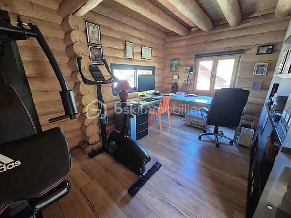 🏔️✨ CHALET D'EXCEPTION EN RONDINS – ALL0S – PRESTATIONS HAUT DE GAMME – VUE PANORAMIQUE 🌲
❤️ L'ART DE VIVRE À LA MONTAGNE DANS UN CHALET D'EXCEPTION
À Allos, au cœur du Val d'Allos, découvrez ce magnifique chalet traditionnel en rondins, construit en 2007 avec des matériaux nobles et des prestations de grande qualité.
Implanté à l'extrémité du hameau recherché de Rochegrand, ce bien rare bénéficie d'un environnement privilégié, sans vis-à-vis, offrant une vue panoramique exceptionnelle sur les montagnes et une tranquillité absolue, tout en restant à seulement 10 minutes à pied du centre du village, de ses commerces et des navettes desservant les stations de ski.
Situé aux portes du Parc National du Mercantour, à proximité des stations du Seignus et de La Foux d'Allos – Espace Lumière, des sources du Verdon, du Lac d'Allos et des célèbres Gorges du Verdon, ce chalet est une véritable invitation à profiter de la montagne en toutes saisons. 🌿⛷️🚵‍♂️💧
________________________________________
✨ UN CHALET AUX VOLUMES GÉNÉREUX
Avec près de 260 m² de surface de plancher, dont environ 200 m² habitables, ce chalet a été pensé pour accueillir confortablement famille et amis dans une atmosphère chaleureuse et authentique.
Le cœur de la maison s'organise autour d'un magnifique espace de vie baigné de lumière comprenant :
🛋️ Un vaste salon chaleureux, agrémenté d'un poêle à granulés,
🍽️ Une grande salle à manger conviviale,
👨‍🍳 Une cuisine ouverte parfaitement équipée.
L'ensemble, sublimé par les rondins apparents et les volumes généreux, offre une ambiance unique où authenticité rime avec confort.
________________________________________
🛏️ L'ESPACE NUIT
Le chalet dispose de :
🛌 5 belles chambres
🛁 2 salles de bains
👗 Dressing et nombreux espaces de rangement.
Chaque espace a été pensé pour offrir confort, intimité et fonctionnalité.
________________________________________
🎱 DES ESPACES DE VIE UNIQUES
Ce chalet ne se contente pas d'être beau...
Il offre également de nombreux espaces dédiés aux loisirs et au bien-être :
🎱 Grande salle de jeux avec billard,
🎼 Salon musique,
🧺 Buanderie,
📚 Bureau,
🧰 Atelier pouvant accueillir vélos, motos ou matériel de montagne,
🏡 Sous-sol aménagé offrant de nombreuses possibilités d'aménagement (espace bien-être, salle de sport, jacuzzi...),
🌳 Abri de jardin.
Près de 40 m² de surfaces annexes viennent compléter les prestations.
________________________________________
🌞 DES EXTÉRIEURS PENSÉS POUR PROFITER DE CHAQUE SAISON
À l'extérieur, le charme opère immédiatement...
☀️ Grande terrasse principale exposée Sud/Ouest, parfaitement ensoleillée.
🍕 Cuisine d'été entièrement équipée avec four à pizza et espace grillades.
☕ Plusieurs terrasses intimistes, idéales pour un café au soleil, un moment de lecture ou un apéritif face aux montagnes.
🌿 Terrain offrant encore de belles possibilités d'aménagement paysager.
Un véritable havre de paix où chaque espace invite à la détente.
________________________________________
🔥 CONFORT & PERFORMANCES
Le chalet bénéficie d'équipements récents et performants :
🔥 Poêle à granulés
🌡️ Plancher chauffant dans le salon
⚡ Radiateurs électriques récents
🏡 Très bonne performance énergétique avec un DPE classé C, particulièrement appréciable à cette altitude.
🚗 Deux places de stationnement privatives complètent le bien.
________________________________________
📍 UN EMPLACEMENT PRIVILÉGIÉ
⛷️ À seulement 5 minutes de la station du Seignus.
🎿 À 10 minutes de La Foux d'Allos – Espace Lumière.
🚌 Navettes gratuites accessibles à pied.
🌊 En été, profitez de la base de loisirs d'Allos : baignade, paddle, jeux, mini-golf, tennis...
🚵‍♂️ VTT, trail, randonnée, pêche, escalade et grands espaces.
🥾 À proximité immédiate du Lac d'Allos, joyau du Mercantour.
🏰 À seulement quelques minutes de Colmars-les-Alpes, classé parmi Les Plus Beaux Villages de France.
🚗 Nice à environ 2 h, Marseille et Toulon à environ 3 h.
________________________________________
⭐ LES PLUS
💙 Chalet traditionnel en rondins
🌄 Vue panoramique sans vis-à-vis
🏡 Environ 260 m² de surface de plancher
🛏️ 5 chambres
🎱 Salle de jeux avec billard
🎼 Salon musique
🍕 Cuisine d'été avec four à pizza
🌞 Nombreuses terrasses
🔥 DPE C
🚗 2 places de stationnement
🌿 Hameau calme et recherché
🏔️ Prestations haut de gamme
________________________________________
✨ Bien plus qu'un chalet, c'est un véritable lieu de vie où authenticité, confort et nature se rencontrent. Une propriété rare, pensée pour partager des moments inoubliables en famille ou entre amis, dans l'un des plus beaux cadres des Alpes du Sud.
📞 Une visite s'impose ! Contactez-moi dès aujourd'hui pour découvrir ce bien d'exception.
🏔️ Le Val d'Allos, bien plus qu'une destination… un art de vivre au cœur des Alpes.