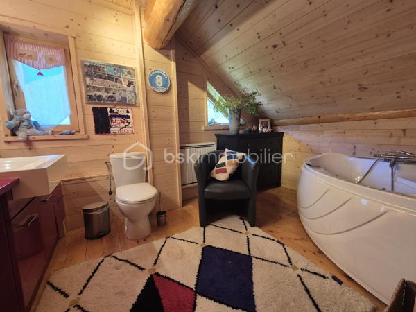 🏔️✨ CHALET D'EXCEPTION EN RONDINS – ALL0S – PRESTATIONS HAUT DE GAMME – VUE PANORAMIQUE 🌲
❤️ L'ART DE VIVRE À LA MONTAGNE DANS UN CHALET D'EXCEPTION
À Allos, au cœur du Val d'Allos, découvrez ce magnifique chalet traditionnel en rondins, construit en 2007 avec des matériaux nobles et des prestations de grande qualité.
Implanté à l'extrémité du hameau recherché de Rochegrand, ce bien rare bénéficie d'un environnement privilégié, sans vis-à-vis, offrant une vue panoramique exceptionnelle sur les montagnes et une tranquillité absolue, tout en restant à seulement 10 minutes à pied du centre du village, de ses commerces et des navettes desservant les stations de ski.
Situé aux portes du Parc National du Mercantour, à proximité des stations du Seignus et de La Foux d'Allos – Espace Lumière, des sources du Verdon, du Lac d'Allos et des célèbres Gorges du Verdon, ce chalet est une véritable invitation à profiter de la montagne en toutes saisons. 🌿⛷️🚵‍♂️💧
________________________________________
✨ UN CHALET AUX VOLUMES GÉNÉREUX
Avec près de 260 m² de surface de plancher, dont environ 200 m² habitables, ce chalet a été pensé pour accueillir confortablement famille et amis dans une atmosphère chaleureuse et authentique.
Le cœur de la maison s'organise autour d'un magnifique espace de vie baigné de lumière comprenant :
🛋️ Un vaste salon chaleureux, agrémenté d'un poêle à granulés,
🍽️ Une grande salle à manger conviviale,
👨‍🍳 Une cuisine ouverte parfaitement équipée.
L'ensemble, sublimé par les rondins apparents et les volumes généreux, offre une ambiance unique où authenticité rime avec confort.
________________________________________
🛏️ L'ESPACE NUIT
Le chalet dispose de :
🛌 5 belles chambres
🛁 2 salles de bains
👗 Dressing et nombreux espaces de rangement.
Chaque espace a été pensé pour offrir confort, intimité et fonctionnalité.
________________________________________
🎱 DES ESPACES DE VIE UNIQUES
Ce chalet ne se contente pas d'être beau...
Il offre également de nombreux espaces dédiés aux loisirs et au bien-être :
🎱 Grande salle de jeux avec billard,
🎼 Salon musique,
🧺 Buanderie,
📚 Bureau,
🧰 Atelier pouvant accueillir vélos, motos ou matériel de montagne,
🏡 Sous-sol aménagé offrant de nombreuses possibilités d'aménagement (espace bien-être, salle de sport, jacuzzi...),
🌳 Abri de jardin.
Près de 40 m² de surfaces annexes viennent compléter les prestations.
________________________________________
🌞 DES EXTÉRIEURS PENSÉS POUR PROFITER DE CHAQUE SAISON
À l'extérieur, le charme opère immédiatement...
☀️ Grande terrasse principale exposée Sud/Ouest, parfaitement ensoleillée.
🍕 Cuisine d'été entièrement équipée avec four à pizza et espace grillades.
☕ Plusieurs terrasses intimistes, idéales pour un café au soleil, un moment de lecture ou un apéritif face aux montagnes.
🌿 Terrain offrant encore de belles possibilités d'aménagement paysager.
Un véritable havre de paix où chaque espace invite à la détente.
________________________________________
🔥 CONFORT & PERFORMANCES
Le chalet bénéficie d'équipements récents et performants :
🔥 Poêle à granulés
🌡️ Plancher chauffant dans le salon
⚡ Radiateurs électriques récents
🏡 Très bonne performance énergétique avec un DPE classé C, particulièrement appréciable à cette altitude.
🚗 Deux places de stationnement privatives complètent le bien.
________________________________________
📍 UN EMPLACEMENT PRIVILÉGIÉ
⛷️ À seulement 5 minutes de la station du Seignus.
🎿 À 10 minutes de La Foux d'Allos – Espace Lumière.
🚌 Navettes gratuites accessibles à pied.
🌊 En été, profitez de la base de loisirs d'Allos : baignade, paddle, jeux, mini-golf, tennis...
🚵‍♂️ VTT, trail, randonnée, pêche, escalade et grands espaces.
🥾 À proximité immédiate du Lac d'Allos, joyau du Mercantour.
🏰 À seulement quelques minutes de Colmars-les-Alpes, classé parmi Les Plus Beaux Villages de France.
🚗 Nice à environ 2 h, Marseille et Toulon à environ 3 h.
________________________________________
⭐ LES PLUS
💙 Chalet traditionnel en rondins
🌄 Vue panoramique sans vis-à-vis
🏡 Environ 260 m² de surface de plancher
🛏️ 5 chambres
🎱 Salle de jeux avec billard
🎼 Salon musique
🍕 Cuisine d'été avec four à pizza
🌞 Nombreuses terrasses
🔥 DPE C
🚗 2 places de stationnement
🌿 Hameau calme et recherché
🏔️ Prestations haut de gamme
________________________________________
✨ Bien plus qu'un chalet, c'est un véritable lieu de vie où authenticité, confort et nature se rencontrent. Une propriété rare, pensée pour partager des moments inoubliables en famille ou entre amis, dans l'un des plus beaux cadres des Alpes du Sud.
📞 Une visite s'impose ! Contactez-moi dès aujourd'hui pour découvrir ce bien d'exception.
🏔️ Le Val d'Allos, bien plus qu'une destination… un art de vivre au cœur des Alpes.