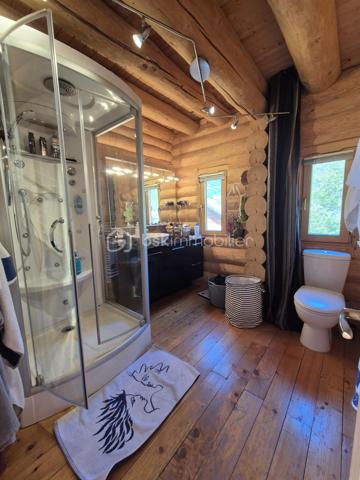 🏔️✨ CHALET D'EXCEPTION EN RONDINS – ALL0S – PRESTATIONS HAUT DE GAMME – VUE PANORAMIQUE 🌲
❤️ L'ART DE VIVRE À LA MONTAGNE DANS UN CHALET D'EXCEPTION
À Allos, au cœur du Val d'Allos, découvrez ce magnifique chalet traditionnel en rondins, construit en 2007 avec des matériaux nobles et des prestations de grande qualité.
Implanté à l'extrémité du hameau recherché de Rochegrand, ce bien rare bénéficie d'un environnement privilégié, sans vis-à-vis, offrant une vue panoramique exceptionnelle sur les montagnes et une tranquillité absolue, tout en restant à seulement 10 minutes à pied du centre du village, de ses commerces et des navettes desservant les stations de ski.
Situé aux portes du Parc National du Mercantour, à proximité des stations du Seignus et de La Foux d'Allos – Espace Lumière, des sources du Verdon, du Lac d'Allos et des célèbres Gorges du Verdon, ce chalet est une véritable invitation à profiter de la montagne en toutes saisons. 🌿⛷️🚵‍♂️💧
________________________________________
✨ UN CHALET AUX VOLUMES GÉNÉREUX
Avec près de 260 m² de surface de plancher, dont environ 200 m² habitables, ce chalet a été pensé pour accueillir confortablement famille et amis dans une atmosphère chaleureuse et authentique.
Le cœur de la maison s'organise autour d'un magnifique espace de vie baigné de lumière comprenant :
🛋️ Un vaste salon chaleureux, agrémenté d'un poêle à granulés,
🍽️ Une grande salle à manger conviviale,
👨‍🍳 Une cuisine ouverte parfaitement équipée.
L'ensemble, sublimé par les rondins apparents et les volumes généreux, offre une ambiance unique où authenticité rime avec confort.
________________________________________
🛏️ L'ESPACE NUIT
Le chalet dispose de :
🛌 5 belles chambres
🛁 2 salles de bains
👗 Dressing et nombreux espaces de rangement.
Chaque espace a été pensé pour offrir confort, intimité et fonctionnalité.
________________________________________
🎱 DES ESPACES DE VIE UNIQUES
Ce chalet ne se contente pas d'être beau...
Il offre également de nombreux espaces dédiés aux loisirs et au bien-être :
🎱 Grande salle de jeux avec billard,
🎼 Salon musique,
🧺 Buanderie,
📚 Bureau,
🧰 Atelier pouvant accueillir vélos, motos ou matériel de montagne,
🏡 Sous-sol aménagé offrant de nombreuses possibilités d'aménagement (espace bien-être, salle de sport, jacuzzi...),
🌳 Abri de jardin.
Près de 40 m² de surfaces annexes viennent compléter les prestations.
________________________________________
🌞 DES EXTÉRIEURS PENSÉS POUR PROFITER DE CHAQUE SAISON
À l'extérieur, le charme opère immédiatement...
☀️ Grande terrasse principale exposée Sud/Ouest, parfaitement ensoleillée.
🍕 Cuisine d'été entièrement équipée avec four à pizza et espace grillades.
☕ Plusieurs terrasses intimistes, idéales pour un café au soleil, un moment de lecture ou un apéritif face aux montagnes.
🌿 Terrain offrant encore de belles possibilités d'aménagement paysager.
Un véritable havre de paix où chaque espace invite à la détente.
________________________________________
🔥 CONFORT & PERFORMANCES
Le chalet bénéficie d'équipements récents et performants :
🔥 Poêle à granulés
🌡️ Plancher chauffant dans le salon
⚡ Radiateurs électriques récents
🏡 Très bonne performance énergétique avec un DPE classé C, particulièrement appréciable à cette altitude.
🚗 Deux places de stationnement privatives complètent le bien.
________________________________________
📍 UN EMPLACEMENT PRIVILÉGIÉ
⛷️ À seulement 5 minutes de la station du Seignus.
🎿 À 10 minutes de La Foux d'Allos – Espace Lumière.
🚌 Navettes gratuites accessibles à pied.
🌊 En été, profitez de la base de loisirs d'Allos : baignade, paddle, jeux, mini-golf, tennis...
🚵‍♂️ VTT, trail, randonnée, pêche, escalade et grands espaces.
🥾 À proximité immédiate du Lac d'Allos, joyau du Mercantour.
🏰 À seulement quelques minutes de Colmars-les-Alpes, classé parmi Les Plus Beaux Villages de France.
🚗 Nice à environ 2 h, Marseille et Toulon à environ 3 h.
________________________________________
⭐ LES PLUS
💙 Chalet traditionnel en rondins
🌄 Vue panoramique sans vis-à-vis
🏡 Environ 260 m² de surface de plancher
🛏️ 5 chambres
🎱 Salle de jeux avec billard
🎼 Salon musique
🍕 Cuisine d'été avec four à pizza
🌞 Nombreuses terrasses
🔥 DPE C
🚗 2 places de stationnement
🌿 Hameau calme et recherché
🏔️ Prestations haut de gamme
________________________________________
✨ Bien plus qu'un chalet, c'est un véritable lieu de vie où authenticité, confort et nature se rencontrent. Une propriété rare, pensée pour partager des moments inoubliables en famille ou entre amis, dans l'un des plus beaux cadres des Alpes du Sud.
📞 Une visite s'impose ! Contactez-moi dès aujourd'hui pour découvrir ce bien d'exception.
🏔️ Le Val d'Allos, bien plus qu'une destination… un art de vivre au cœur des Alpes.