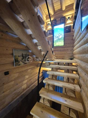 🏔️✨ CHALET D'EXCEPTION EN RONDINS – ALL0S – PRESTATIONS HAUT DE GAMME – VUE PANORAMIQUE 🌲
❤️ L'ART DE VIVRE À LA MONTAGNE DANS UN CHALET D'EXCEPTION
À Allos, au cœur du Val d'Allos, découvrez ce magnifique chalet traditionnel en rondins, construit en 2007 avec des matériaux nobles et des prestations de grande qualité.
Implanté à l'extrémité du hameau recherché de Rochegrand, ce bien rare bénéficie d'un environnement privilégié, sans vis-à-vis, offrant une vue panoramique exceptionnelle sur les montagnes et une tranquillité absolue, tout en restant à seulement 10 minutes à pied du centre du village, de ses commerces et des navettes desservant les stations de ski.
Situé aux portes du Parc National du Mercantour, à proximité des stations du Seignus et de La Foux d'Allos – Espace Lumière, des sources du Verdon, du Lac d'Allos et des célèbres Gorges du Verdon, ce chalet est une véritable invitation à profiter de la montagne en toutes saisons. 🌿⛷️🚵‍♂️💧
________________________________________
✨ UN CHALET AUX VOLUMES GÉNÉREUX
Avec près de 260 m² de surface de plancher, dont environ 200 m² habitables, ce chalet a été pensé pour accueillir confortablement famille et amis dans une atmosphère chaleureuse et authentique.
Le cœur de la maison s'organise autour d'un magnifique espace de vie baigné de lumière comprenant :
🛋️ Un vaste salon chaleureux, agrémenté d'un poêle à granulés,
🍽️ Une grande salle à manger conviviale,
👨‍🍳 Une cuisine ouverte parfaitement équipée.
L'ensemble, sublimé par les rondins apparents et les volumes généreux, offre une ambiance unique où authenticité rime avec confort.
________________________________________
🛏️ L'ESPACE NUIT
Le chalet dispose de :
🛌 5 belles chambres
🛁 2 salles de bains
👗 Dressing et nombreux espaces de rangement.
Chaque espace a été pensé pour offrir confort, intimité et fonctionnalité.
________________________________________
🎱 DES ESPACES DE VIE UNIQUES
Ce chalet ne se contente pas d'être beau...
Il offre également de nombreux espaces dédiés aux loisirs et au bien-être :
🎱 Grande salle de jeux avec billard,
🎼 Salon musique,
🧺 Buanderie,
📚 Bureau,
🧰 Atelier pouvant accueillir vélos, motos ou matériel de montagne,
🏡 Sous-sol aménagé offrant de nombreuses possibilités d'aménagement (espace bien-être, salle de sport, jacuzzi...),
🌳 Abri de jardin.
Près de 40 m² de surfaces annexes viennent compléter les prestations.
________________________________________
🌞 DES EXTÉRIEURS PENSÉS POUR PROFITER DE CHAQUE SAISON
À l'extérieur, le charme opère immédiatement...
☀️ Grande terrasse principale exposée Sud/Ouest, parfaitement ensoleillée.
🍕 Cuisine d'été entièrement équipée avec four à pizza et espace grillades.
☕ Plusieurs terrasses intimistes, idéales pour un café au soleil, un moment de lecture ou un apéritif face aux montagnes.
🌿 Terrain offrant encore de belles possibilités d'aménagement paysager.
Un véritable havre de paix où chaque espace invite à la détente.
________________________________________
🔥 CONFORT & PERFORMANCES
Le chalet bénéficie d'équipements récents et performants :
🔥 Poêle à granulés
🌡️ Plancher chauffant dans le salon
⚡ Radiateurs électriques récents
🏡 Très bonne performance énergétique avec un DPE classé C, particulièrement appréciable à cette altitude.
🚗 Deux places de stationnement privatives complètent le bien.
________________________________________
📍 UN EMPLACEMENT PRIVILÉGIÉ
⛷️ À seulement 5 minutes de la station du Seignus.
🎿 À 10 minutes de La Foux d'Allos – Espace Lumière.
🚌 Navettes gratuites accessibles à pied.
🌊 En été, profitez de la base de loisirs d'Allos : baignade, paddle, jeux, mini-golf, tennis...
🚵‍♂️ VTT, trail, randonnée, pêche, escalade et grands espaces.
🥾 À proximité immédiate du Lac d'Allos, joyau du Mercantour.
🏰 À seulement quelques minutes de Colmars-les-Alpes, classé parmi Les Plus Beaux Villages de France.
🚗 Nice à environ 2 h, Marseille et Toulon à environ 3 h.
________________________________________
⭐ LES PLUS
💙 Chalet traditionnel en rondins
🌄 Vue panoramique sans vis-à-vis
🏡 Environ 260 m² de surface de plancher
🛏️ 5 chambres
🎱 Salle de jeux avec billard
🎼 Salon musique
🍕 Cuisine d'été avec four à pizza
🌞 Nombreuses terrasses
🔥 DPE C
🚗 2 places de stationnement
🌿 Hameau calme et recherché
🏔️ Prestations haut de gamme
________________________________________
✨ Bien plus qu'un chalet, c'est un véritable lieu de vie où authenticité, confort et nature se rencontrent. Une propriété rare, pensée pour partager des moments inoubliables en famille ou entre amis, dans l'un des plus beaux cadres des Alpes du Sud.
📞 Une visite s'impose ! Contactez-moi dès aujourd'hui pour découvrir ce bien d'exception.
🏔️ Le Val d'Allos, bien plus qu'une destination… un art de vivre au cœur des Alpes.