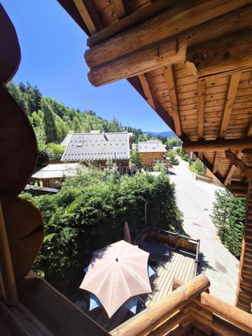 🏔️✨ CHALET D'EXCEPTION EN RONDINS – ALL0S – PRESTATIONS HAUT DE GAMME – VUE PANORAMIQUE 🌲
❤️ L'ART DE VIVRE À LA MONTAGNE DANS UN CHALET D'EXCEPTION
À Allos, au cœur du Val d'Allos, découvrez ce magnifique chalet traditionnel en rondins, construit en 2007 avec des matériaux nobles et des prestations de grande qualité.
Implanté à l'extrémité du hameau recherché de Rochegrand, ce bien rare bénéficie d'un environnement privilégié, sans vis-à-vis, offrant une vue panoramique exceptionnelle sur les montagnes et une tranquillité absolue, tout en restant à seulement 10 minutes à pied du centre du village, de ses commerces et des navettes desservant les stations de ski.
Situé aux portes du Parc National du Mercantour, à proximité des stations du Seignus et de La Foux d'Allos – Espace Lumière, des sources du Verdon, du Lac d'Allos et des célèbres Gorges du Verdon, ce chalet est une véritable invitation à profiter de la montagne en toutes saisons. 🌿⛷️🚵‍♂️💧
________________________________________
✨ UN CHALET AUX VOLUMES GÉNÉREUX
Avec près de 260 m² de surface de plancher, dont environ 200 m² habitables, ce chalet a été pensé pour accueillir confortablement famille et amis dans une atmosphère chaleureuse et authentique.
Le cœur de la maison s'organise autour d'un magnifique espace de vie baigné de lumière comprenant :
🛋️ Un vaste salon chaleureux, agrémenté d'un poêle à granulés,
🍽️ Une grande salle à manger conviviale,
👨‍🍳 Une cuisine ouverte parfaitement équipée.
L'ensemble, sublimé par les rondins apparents et les volumes généreux, offre une ambiance unique où authenticité rime avec confort.
________________________________________
🛏️ L'ESPACE NUIT
Le chalet dispose de :
🛌 5 belles chambres
🛁 2 salles de bains
👗 Dressing et nombreux espaces de rangement.
Chaque espace a été pensé pour offrir confort, intimité et fonctionnalité.
________________________________________
🎱 DES ESPACES DE VIE UNIQUES
Ce chalet ne se contente pas d'être beau...
Il offre également de nombreux espaces dédiés aux loisirs et au bien-être :
🎱 Grande salle de jeux avec billard,
🎼 Salon musique,
🧺 Buanderie,
📚 Bureau,
🧰 Atelier pouvant accueillir vélos, motos ou matériel de montagne,
🏡 Sous-sol aménagé offrant de nombreuses possibilités d'aménagement (espace bien-être, salle de sport, jacuzzi...),
🌳 Abri de jardin.
Près de 40 m² de surfaces annexes viennent compléter les prestations.
________________________________________
🌞 DES EXTÉRIEURS PENSÉS POUR PROFITER DE CHAQUE SAISON
À l'extérieur, le charme opère immédiatement...
☀️ Grande terrasse principale exposée Sud/Ouest, parfaitement ensoleillée.
🍕 Cuisine d'été entièrement équipée avec four à pizza et espace grillades.
☕ Plusieurs terrasses intimistes, idéales pour un café au soleil, un moment de lecture ou un apéritif face aux montagnes.
🌿 Terrain offrant encore de belles possibilités d'aménagement paysager.
Un véritable havre de paix où chaque espace invite à la détente.
________________________________________
🔥 CONFORT & PERFORMANCES
Le chalet bénéficie d'équipements récents et performants :
🔥 Poêle à granulés
🌡️ Plancher chauffant dans le salon
⚡ Radiateurs électriques récents
🏡 Très bonne performance énergétique avec un DPE classé C, particulièrement appréciable à cette altitude.
🚗 Deux places de stationnement privatives complètent le bien.
________________________________________
📍 UN EMPLACEMENT PRIVILÉGIÉ
⛷️ À seulement 5 minutes de la station du Seignus.
🎿 À 10 minutes de La Foux d'Allos – Espace Lumière.
🚌 Navettes gratuites accessibles à pied.
🌊 En été, profitez de la base de loisirs d'Allos : baignade, paddle, jeux, mini-golf, tennis...
🚵‍♂️ VTT, trail, randonnée, pêche, escalade et grands espaces.
🥾 À proximité immédiate du Lac d'Allos, joyau du Mercantour.
🏰 À seulement quelques minutes de Colmars-les-Alpes, classé parmi Les Plus Beaux Villages de France.
🚗 Nice à environ 2 h, Marseille et Toulon à environ 3 h.
________________________________________
⭐ LES PLUS
💙 Chalet traditionnel en rondins
🌄 Vue panoramique sans vis-à-vis
🏡 Environ 260 m² de surface de plancher
🛏️ 5 chambres
🎱 Salle de jeux avec billard
🎼 Salon musique
🍕 Cuisine d'été avec four à pizza
🌞 Nombreuses terrasses
🔥 DPE C
🚗 2 places de stationnement
🌿 Hameau calme et recherché
🏔️ Prestations haut de gamme
________________________________________
✨ Bien plus qu'un chalet, c'est un véritable lieu de vie où authenticité, confort et nature se rencontrent. Une propriété rare, pensée pour partager des moments inoubliables en famille ou entre amis, dans l'un des plus beaux cadres des Alpes du Sud.
📞 Une visite s'impose ! Contactez-moi dès aujourd'hui pour découvrir ce bien d'exception.
🏔️ Le Val d'Allos, bien plus qu'une destination… un art de vivre au cœur des Alpes.