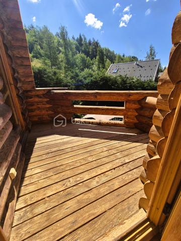 🏔️✨ CHALET D'EXCEPTION EN RONDINS – ALL0S – PRESTATIONS HAUT DE GAMME – VUE PANORAMIQUE 🌲
❤️ L'ART DE VIVRE À LA MONTAGNE DANS UN CHALET D'EXCEPTION
À Allos, au cœur du Val d'Allos, découvrez ce magnifique chalet traditionnel en rondins, construit en 2007 avec des matériaux nobles et des prestations de grande qualité.
Implanté à l'extrémité du hameau recherché de Rochegrand, ce bien rare bénéficie d'un environnement privilégié, sans vis-à-vis, offrant une vue panoramique exceptionnelle sur les montagnes et une tranquillité absolue, tout en restant à seulement 10 minutes à pied du centre du village, de ses commerces et des navettes desservant les stations de ski.
Situé aux portes du Parc National du Mercantour, à proximité des stations du Seignus et de La Foux d'Allos – Espace Lumière, des sources du Verdon, du Lac d'Allos et des célèbres Gorges du Verdon, ce chalet est une véritable invitation à profiter de la montagne en toutes saisons. 🌿⛷️🚵‍♂️💧
________________________________________
✨ UN CHALET AUX VOLUMES GÉNÉREUX
Avec près de 260 m² de surface de plancher, dont environ 200 m² habitables, ce chalet a été pensé pour accueillir confortablement famille et amis dans une atmosphère chaleureuse et authentique.
Le cœur de la maison s'organise autour d'un magnifique espace de vie baigné de lumière comprenant :
🛋️ Un vaste salon chaleureux, agrémenté d'un poêle à granulés,
🍽️ Une grande salle à manger conviviale,
👨‍🍳 Une cuisine ouverte parfaitement équipée.
L'ensemble, sublimé par les rondins apparents et les volumes généreux, offre une ambiance unique où authenticité rime avec confort.
________________________________________
🛏️ L'ESPACE NUIT
Le chalet dispose de :
🛌 5 belles chambres
🛁 2 salles de bains
👗 Dressing et nombreux espaces de rangement.
Chaque espace a été pensé pour offrir confort, intimité et fonctionnalité.
________________________________________
🎱 DES ESPACES DE VIE UNIQUES
Ce chalet ne se contente pas d'être beau...
Il offre également de nombreux espaces dédiés aux loisirs et au bien-être :
🎱 Grande salle de jeux avec billard,
🎼 Salon musique,
🧺 Buanderie,
📚 Bureau,
🧰 Atelier pouvant accueillir vélos, motos ou matériel de montagne,
🏡 Sous-sol aménagé offrant de nombreuses possibilités d'aménagement (espace bien-être, salle de sport, jacuzzi...),
🌳 Abri de jardin.
Près de 40 m² de surfaces annexes viennent compléter les prestations.
________________________________________
🌞 DES EXTÉRIEURS PENSÉS POUR PROFITER DE CHAQUE SAISON
À l'extérieur, le charme opère immédiatement...
☀️ Grande terrasse principale exposée Sud/Ouest, parfaitement ensoleillée.
🍕 Cuisine d'été entièrement équipée avec four à pizza et espace grillades.
☕ Plusieurs terrasses intimistes, idéales pour un café au soleil, un moment de lecture ou un apéritif face aux montagnes.
🌿 Terrain offrant encore de belles possibilités d'aménagement paysager.
Un véritable havre de paix où chaque espace invite à la détente.
________________________________________
🔥 CONFORT & PERFORMANCES
Le chalet bénéficie d'équipements récents et performants :
🔥 Poêle à granulés
🌡️ Plancher chauffant dans le salon
⚡ Radiateurs électriques récents
🏡 Très bonne performance énergétique avec un DPE classé C, particulièrement appréciable à cette altitude.
🚗 Deux places de stationnement privatives complètent le bien.
________________________________________
📍 UN EMPLACEMENT PRIVILÉGIÉ
⛷️ À seulement 5 minutes de la station du Seignus.
🎿 À 10 minutes de La Foux d'Allos – Espace Lumière.
🚌 Navettes gratuites accessibles à pied.
🌊 En été, profitez de la base de loisirs d'Allos : baignade, paddle, jeux, mini-golf, tennis...
🚵‍♂️ VTT, trail, randonnée, pêche, escalade et grands espaces.
🥾 À proximité immédiate du Lac d'Allos, joyau du Mercantour.
🏰 À seulement quelques minutes de Colmars-les-Alpes, classé parmi Les Plus Beaux Villages de France.
🚗 Nice à environ 2 h, Marseille et Toulon à environ 3 h.
________________________________________
⭐ LES PLUS
💙 Chalet traditionnel en rondins
🌄 Vue panoramique sans vis-à-vis
🏡 Environ 260 m² de surface de plancher
🛏️ 5 chambres
🎱 Salle de jeux avec billard
🎼 Salon musique
🍕 Cuisine d'été avec four à pizza
🌞 Nombreuses terrasses
🔥 DPE C
🚗 2 places de stationnement
🌿 Hameau calme et recherché
🏔️ Prestations haut de gamme
________________________________________
✨ Bien plus qu'un chalet, c'est un véritable lieu de vie où authenticité, confort et nature se rencontrent. Une propriété rare, pensée pour partager des moments inoubliables en famille ou entre amis, dans l'un des plus beaux cadres des Alpes du Sud.
📞 Une visite s'impose ! Contactez-moi dès aujourd'hui pour découvrir ce bien d'exception.
🏔️ Le Val d'Allos, bien plus qu'une destination… un art de vivre au cœur des Alpes.